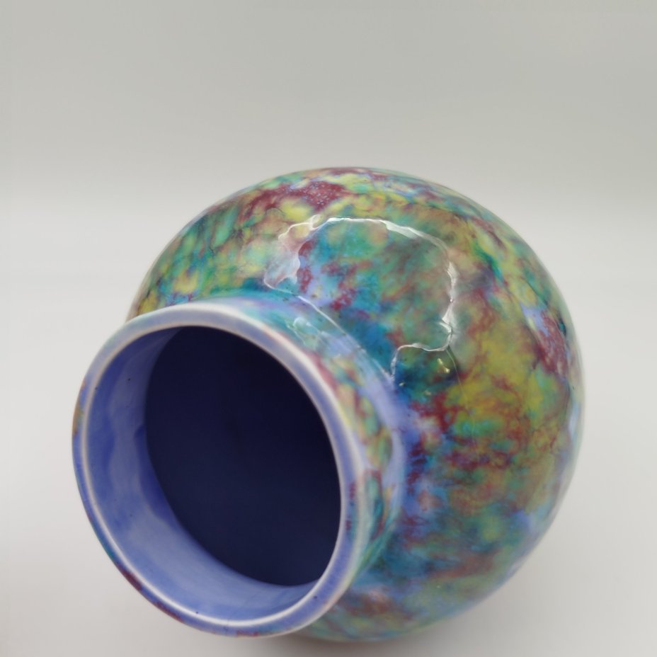 Ваза с разноцветными разводами на тулове, фаянс, поливы, Конаковский фаянсовый завод им. М.И. Калинина (ЗиК Конаково), СССР, 1934-1940 гг.