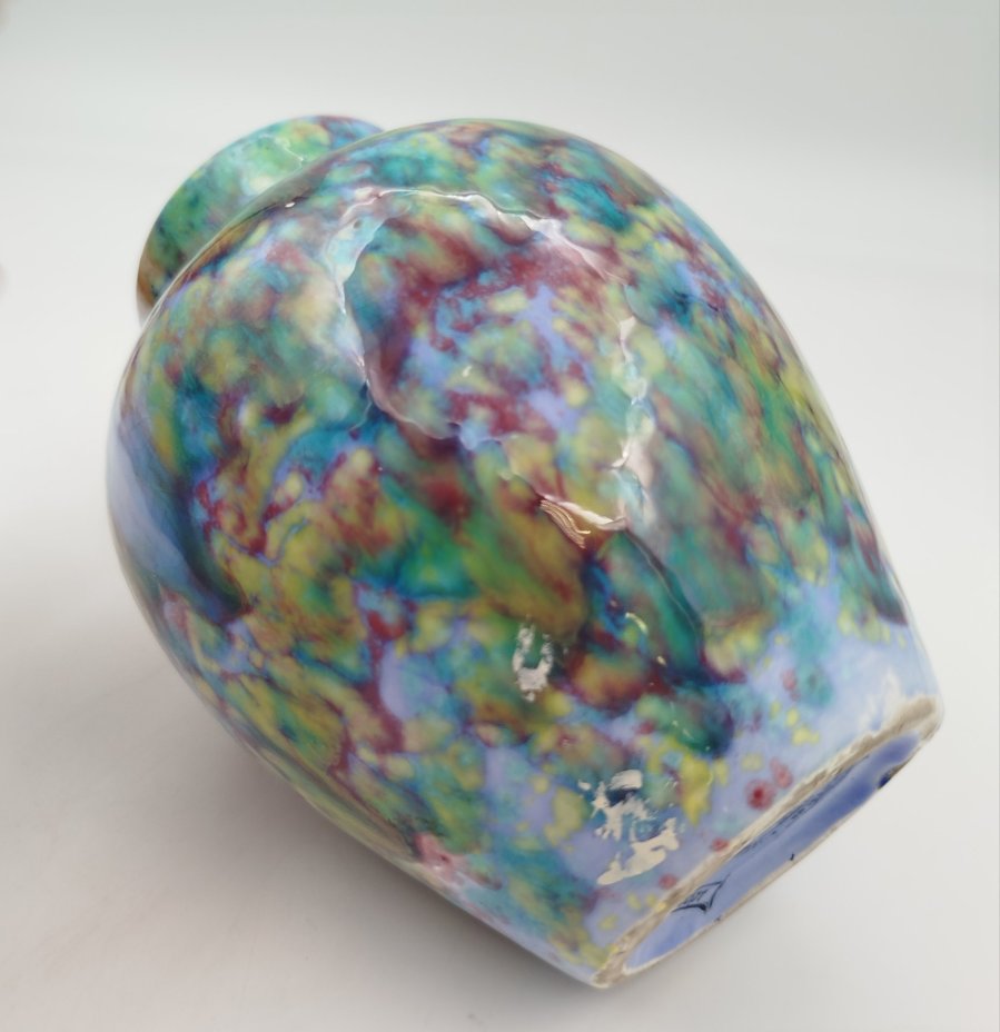 Ваза с разноцветными разводами на тулове, фаянс, поливы, Конаковский фаянсовый завод им. М.И. Калинина (ЗиК Конаково), СССР, 1934-1940 гг.