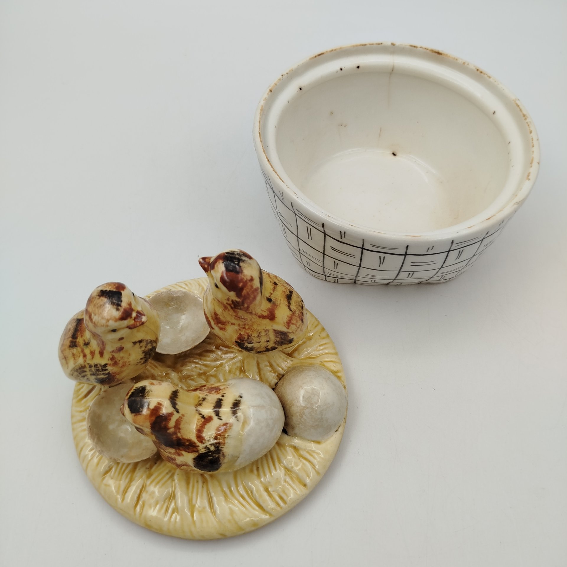 Маслёнка "Вылупившиеся птенцы" (Гнездо), фаянс, роспись, Конаковский фаянсовый завод им. М.И. Калинина (ЗиК Конаково), СССР, 1952-1962 гг.
