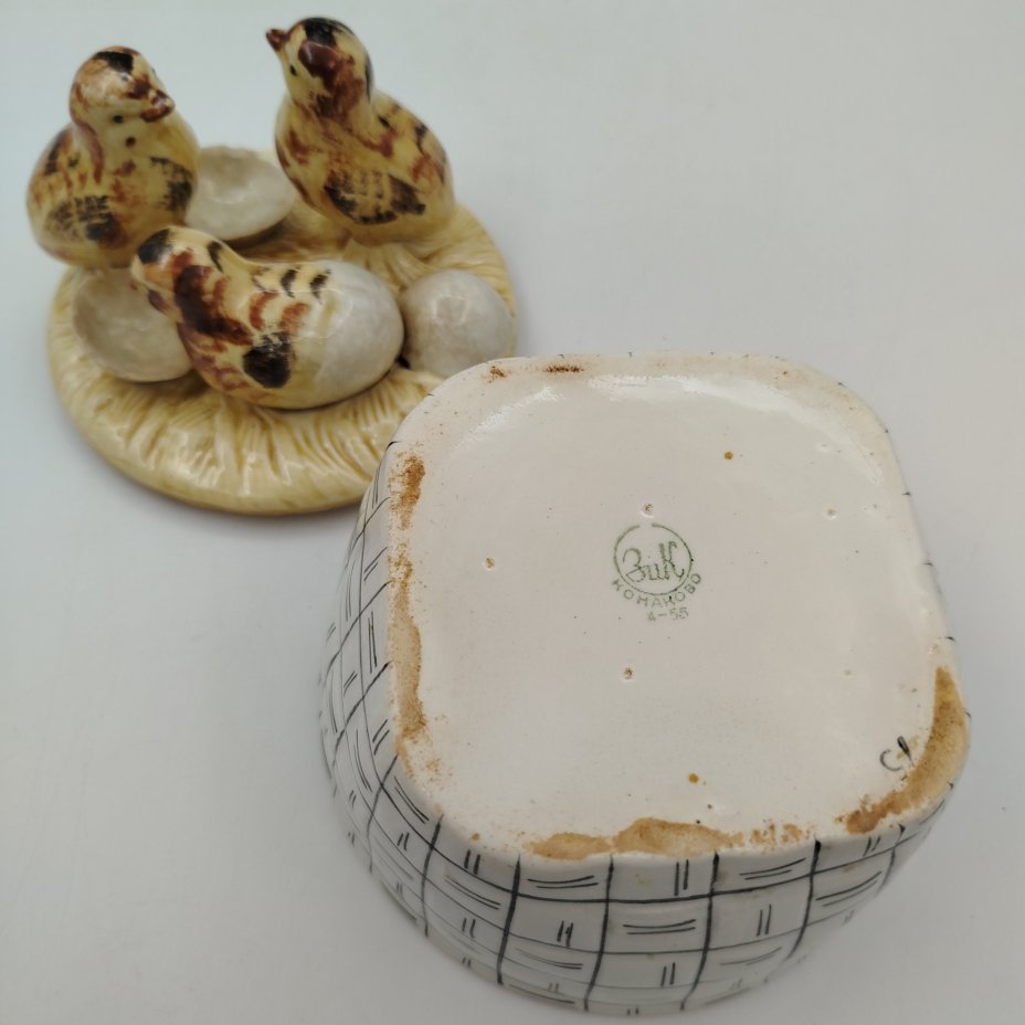 Маслёнка "Вылупившиеся птенцы" (Гнездо), фаянс, роспись, Конаковский фаянсовый завод им. М.И. Калинина (ЗиК Конаково), СССР, 1952-1962 гг.
