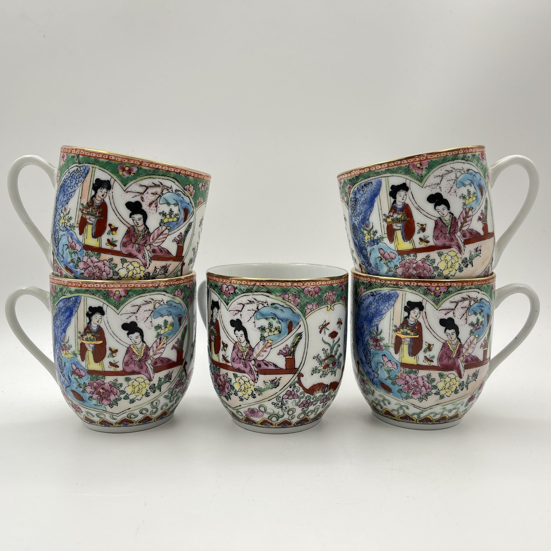 Набор из 5 кружек "Красавицы в саду" в стиле шинуазри, фарфор, деколь, роспись эмалевыми красками, золочение, Китай, 1960-1980 гг.