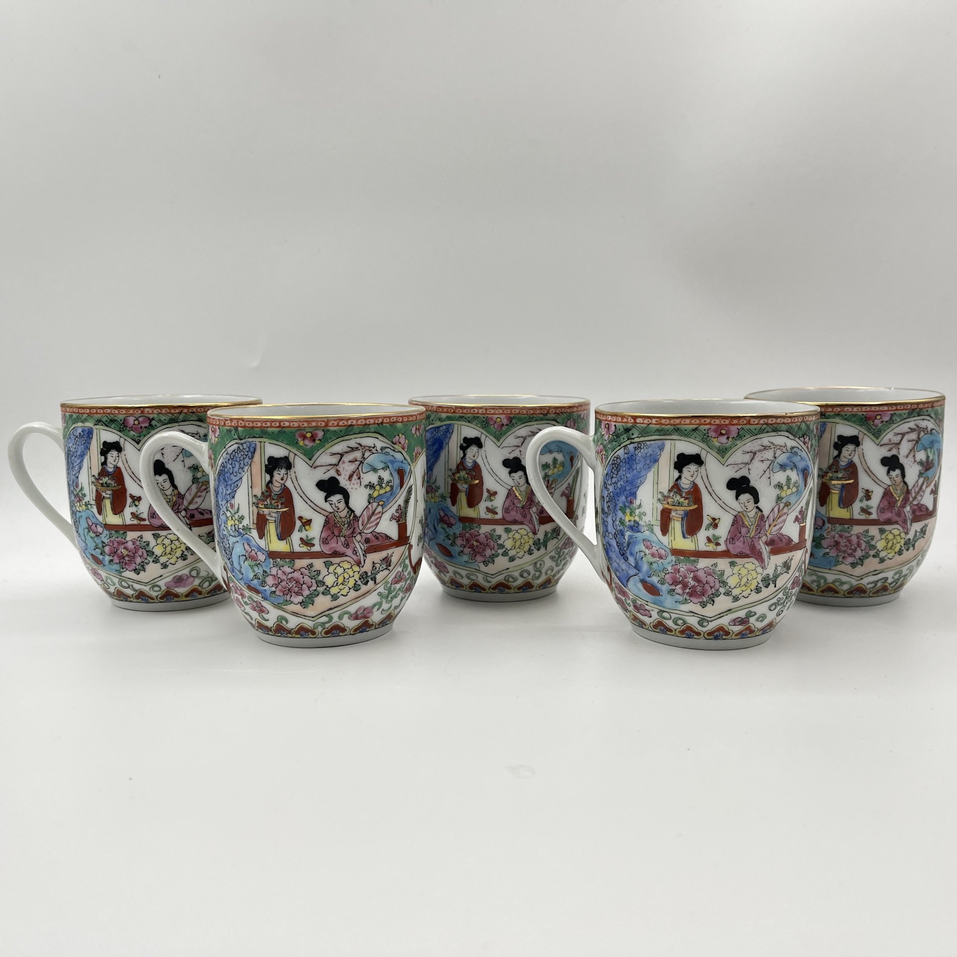 Набор из 5 кружек "Красавицы в саду" в стиле шинуазри, фарфор, деколь, роспись эмалевыми красками, золочение, Китай, 1960-1980 гг.