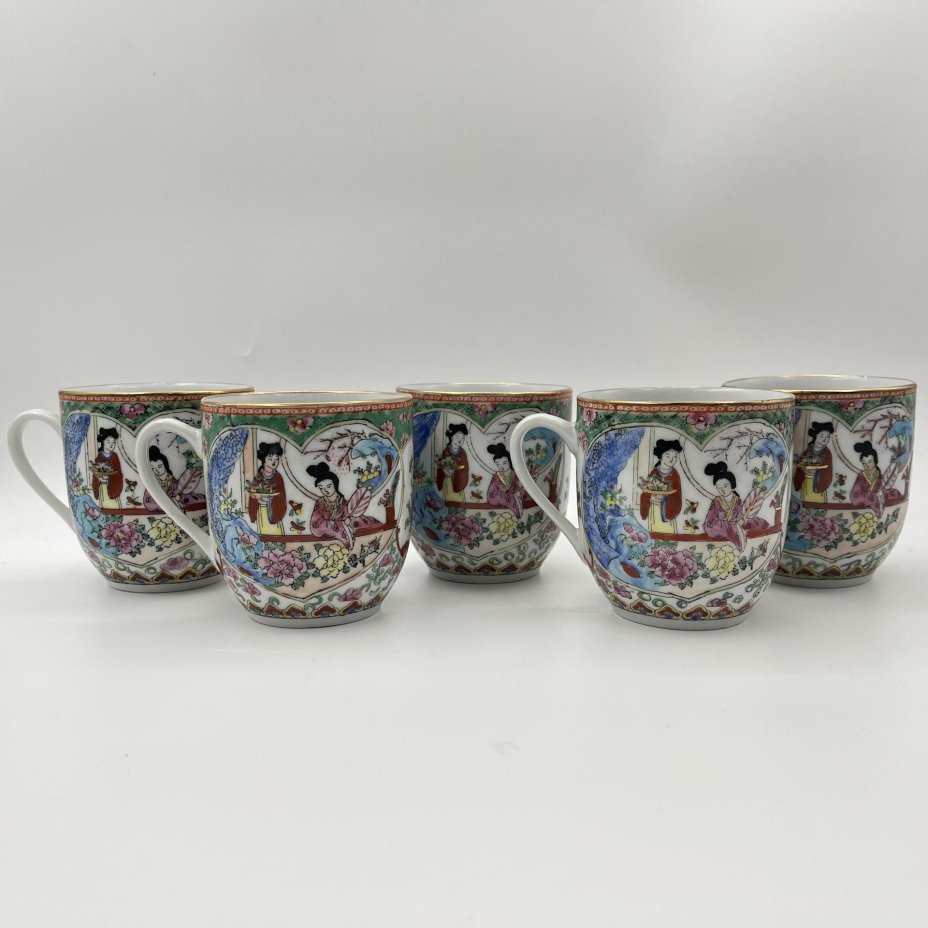 Набор из 5 кружек "Красавицы в саду" в стиле шинуазри, фарфор, деколь, роспись эмалевыми красками, золочение, Китай, 1960-1980 гг.