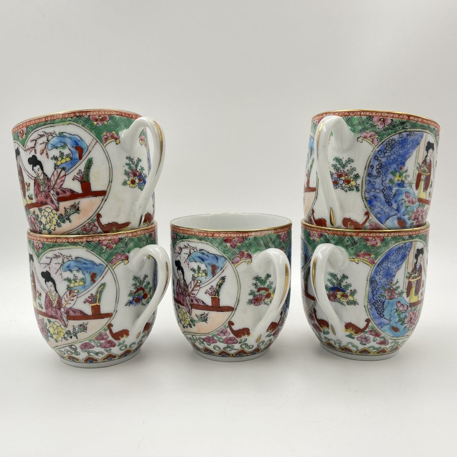 Набор из 5 кружек "Красавицы в саду" в стиле шинуазри, фарфор, деколь, роспись эмалевыми красками, золочение, Китай, 1960-1980 гг.