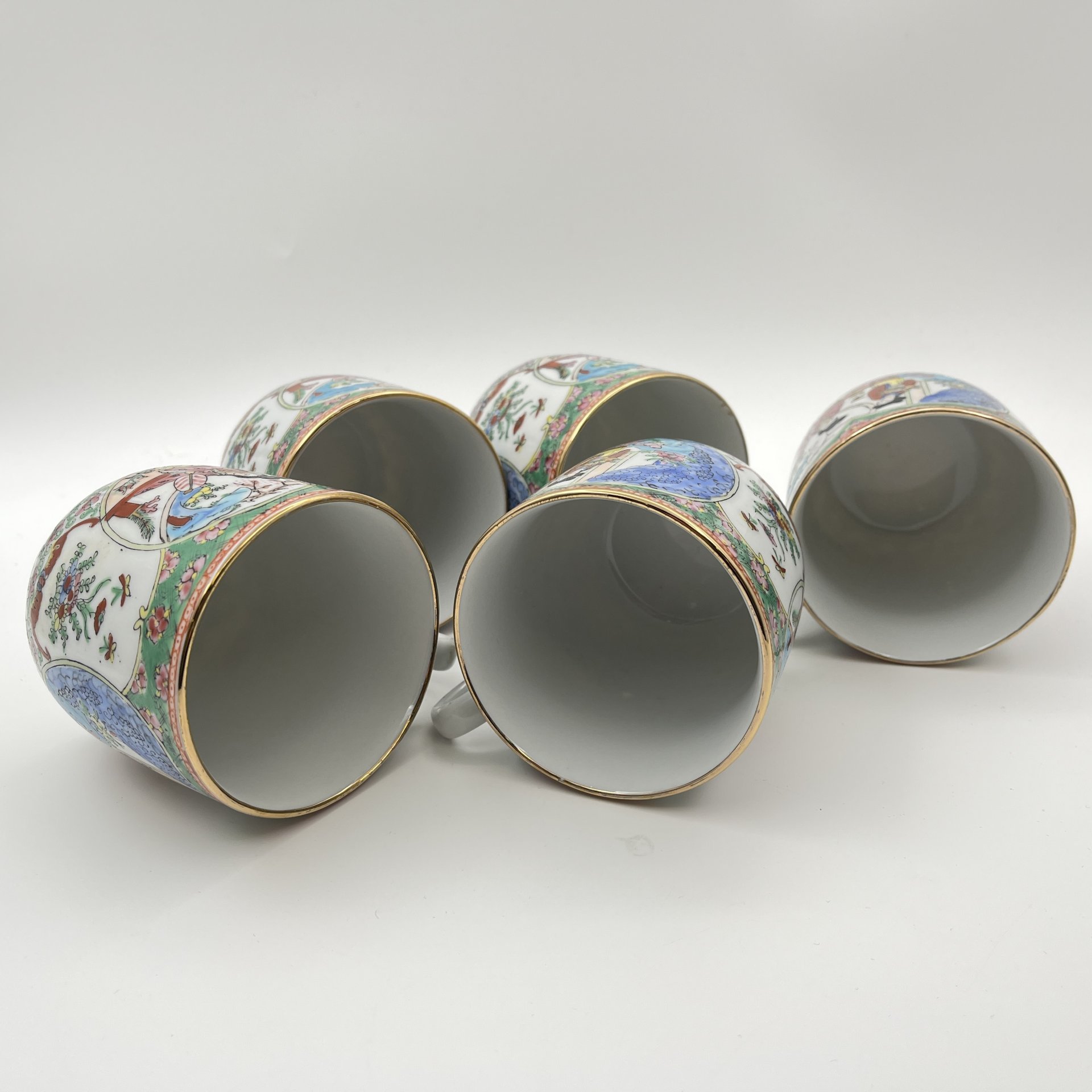 Набор из 5 кружек "Красавицы в саду" в стиле шинуазри, фарфор, деколь, роспись эмалевыми красками, золочение, Китай, 1960-1980 гг.
