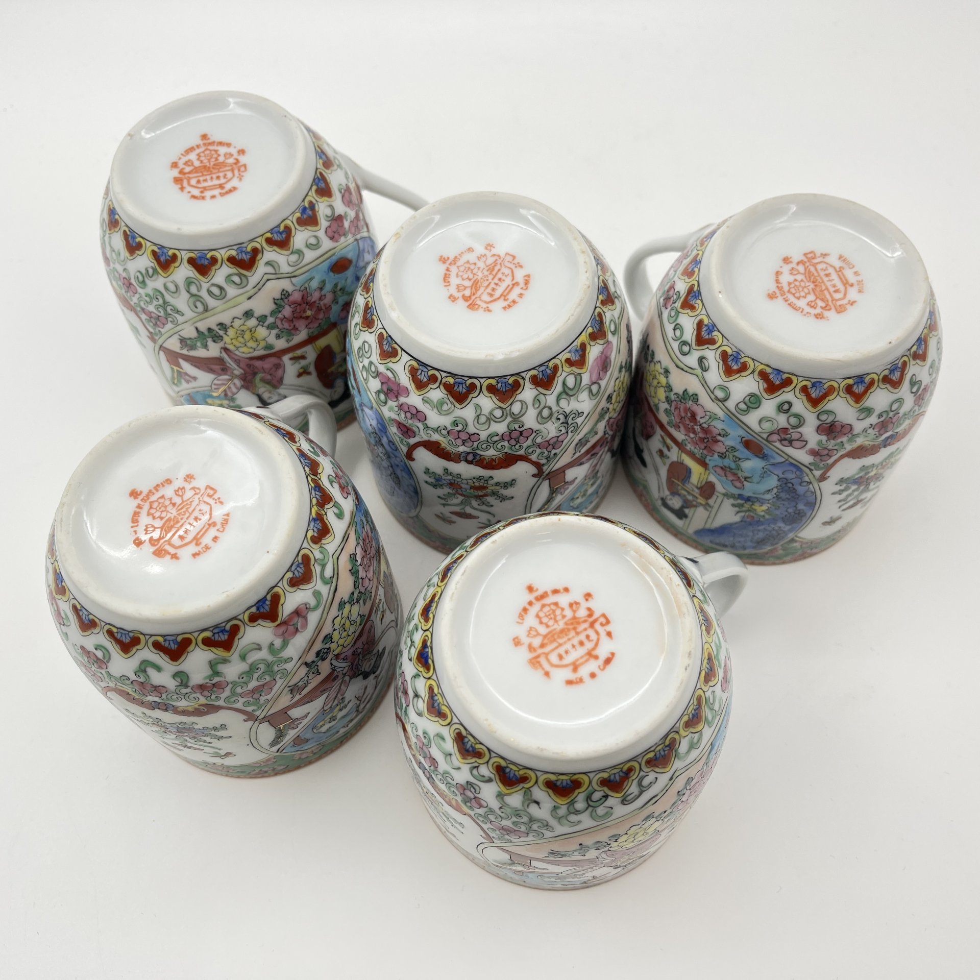 Набор из 5 кружек "Красавицы в саду" в стиле шинуазри, фарфор, деколь, роспись эмалевыми красками, золочение, Китай, 1960-1980 гг.