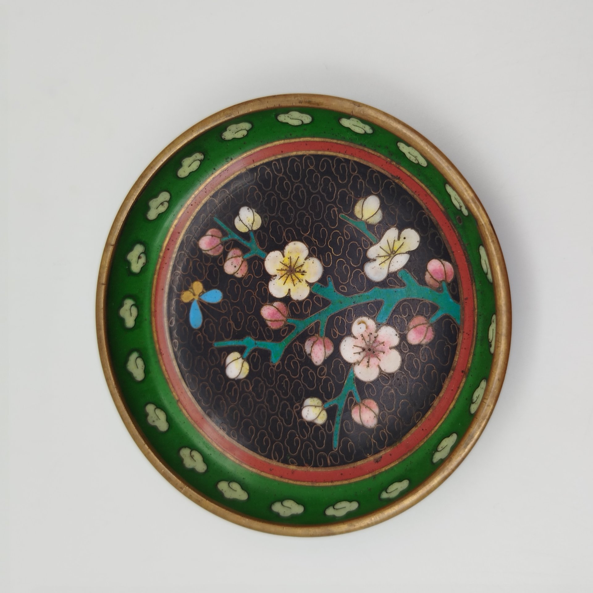 Розетка с декором в виде цветущей сливы мэйхуа на черном облачном фоне, выполненная в технике клуазоне, латунь, перегородчатая эмаль, Китай, 1950-1970 гг.