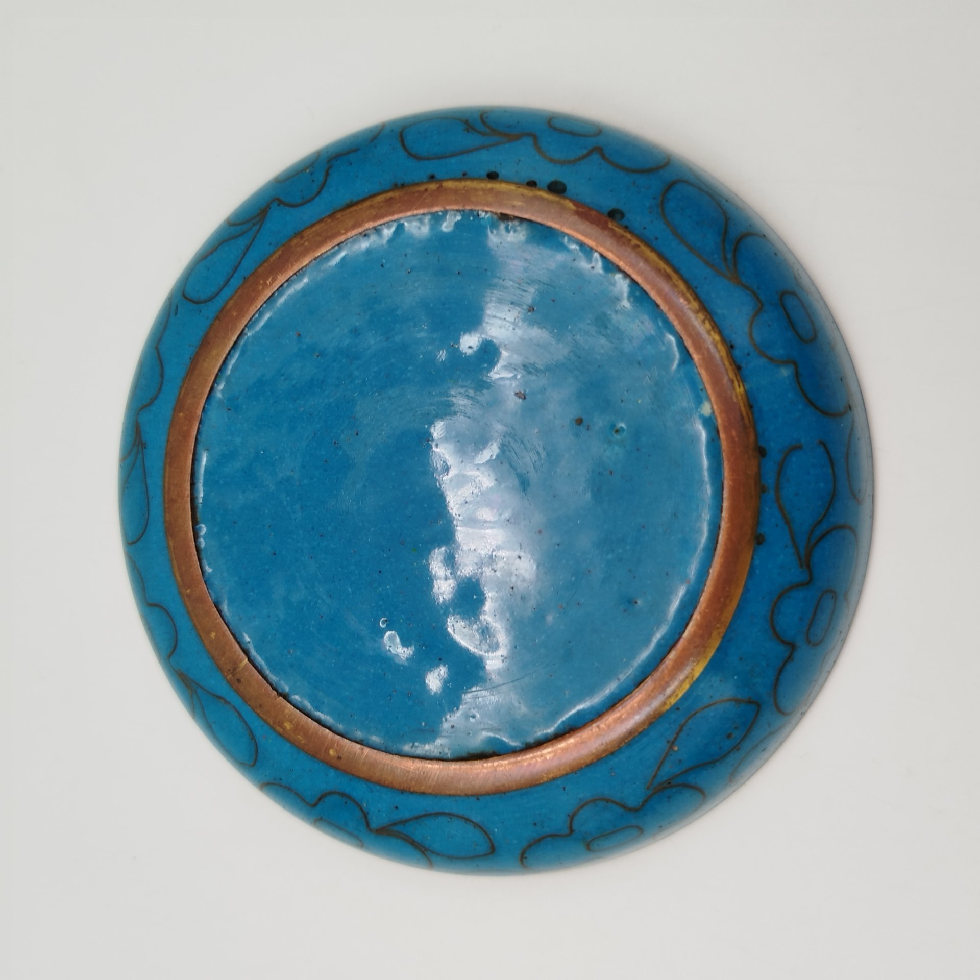 Розетка с декором в виде цветущей сливы мэйхуа на черном облачном фоне, выполненная в технике клуазоне, латунь, перегородчатая эмаль, Китай, 1950-1970 гг.