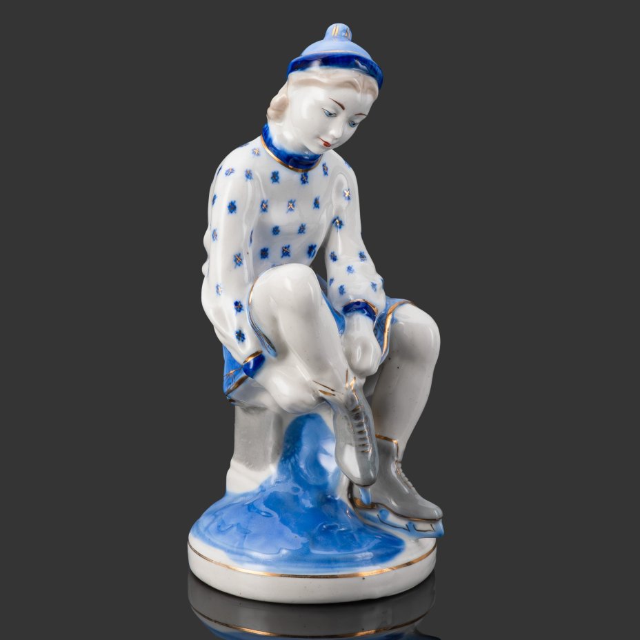 Статуэтка "Конькобежка", автор Н. Б. Квитницкая, фарфор, роспись, золочение, Турыгинский фарфоровый завод артели «Художественная керамика» (Гжель), СССР, 1950-1960 гг.