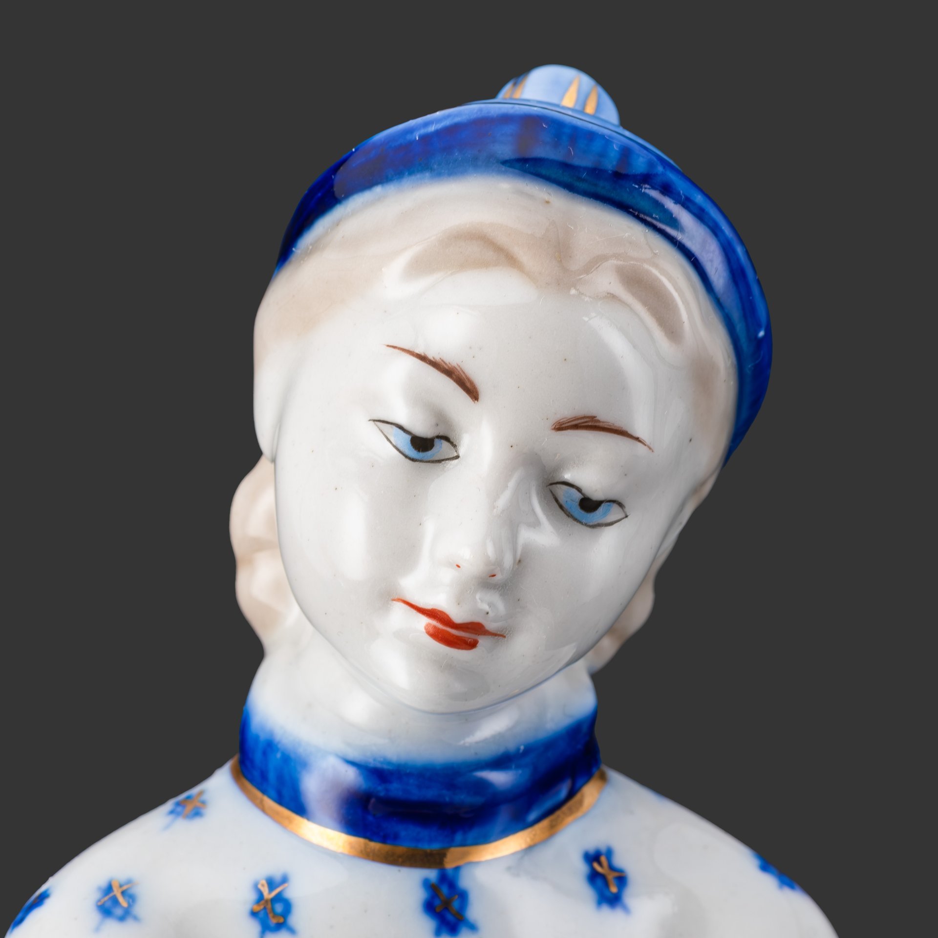 Статуэтка "Конькобежка", автор Н. Б. Квитницкая, фарфор, роспись, золочение, Турыгинский фарфоровый завод артели «Художественная керамика» (Гжель), СССР, 1950-1960 гг.