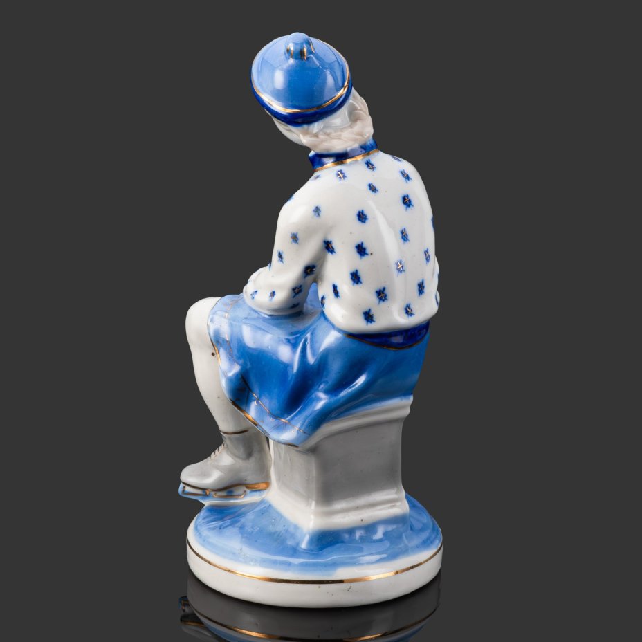 Статуэтка "Конькобежка", автор Н. Б. Квитницкая, фарфор, роспись, золочение, Турыгинский фарфоровый завод артели «Художественная керамика» (Гжель), СССР, 1950-1960 гг.