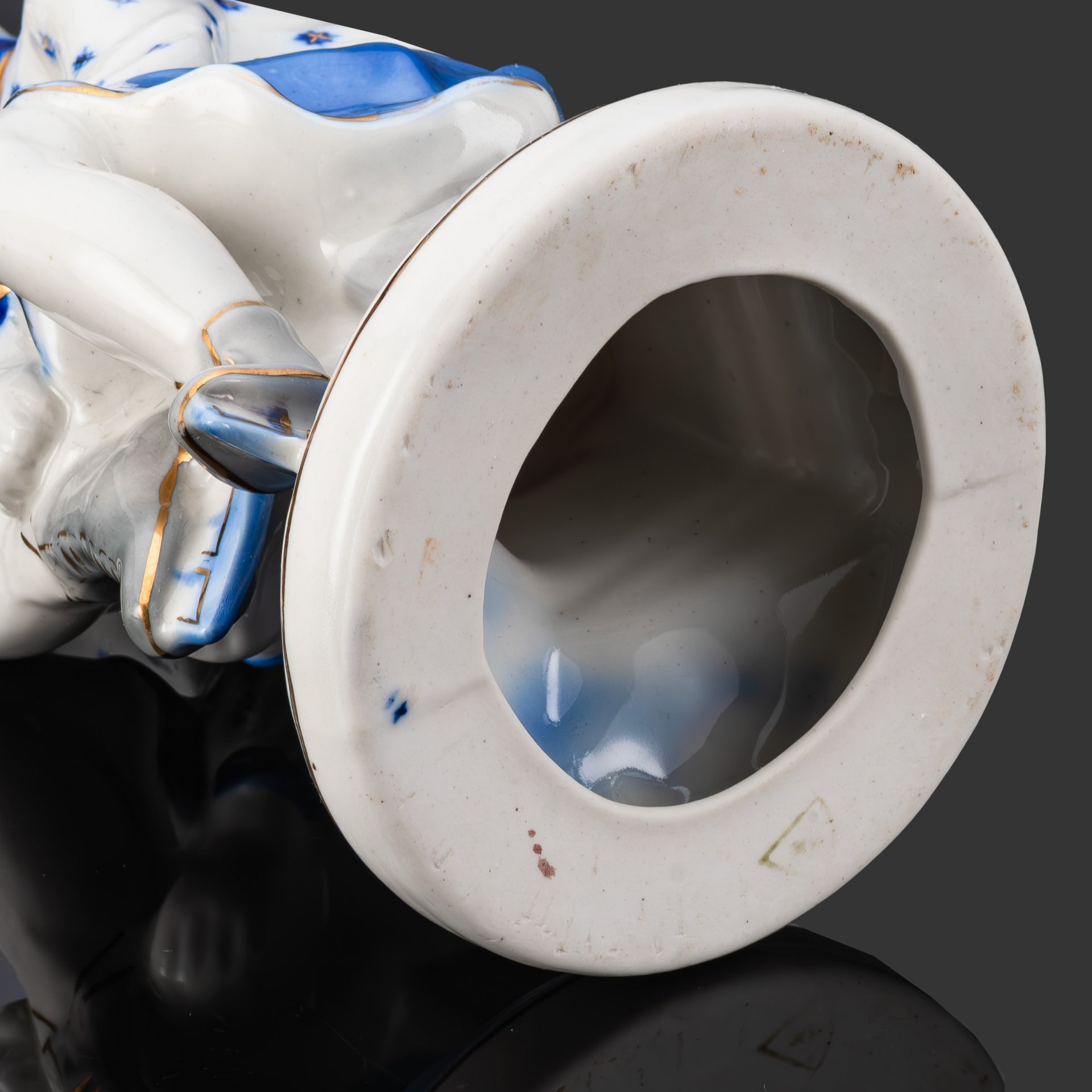 Статуэтка "Конькобежка", автор Н. Б. Квитницкая, фарфор, роспись, золочение, Турыгинский фарфоровый завод артели «Художественная керамика» (Гжель), СССР, 1950-1960 гг.