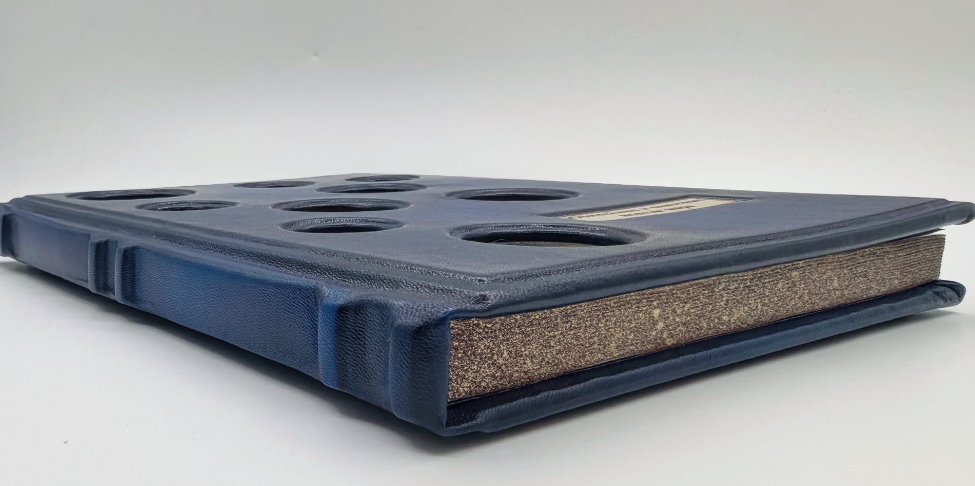 Книга Ларин-Подольский И.А. "Юбилейные и памятные монеты мира" подарочное издание, кожаный переплет, авторская ручная работа, другой, Российская Федерация