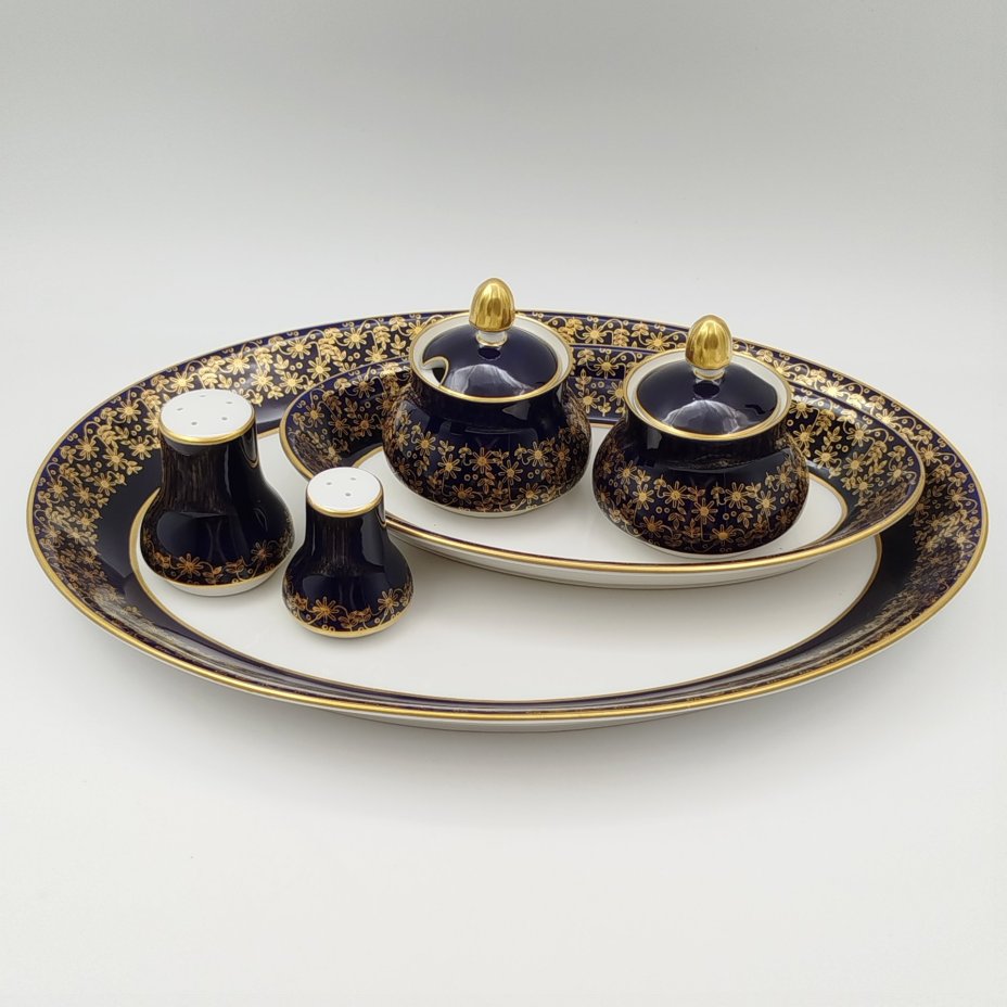 Набор столовый с орнаментальным декором вдоль борта из шести предметов (два блюда, две горчичницы, солонка и перечница), фарфор, крытье кобальтом, золочение, Weimar Porzellan (Веймарский фарфор), Германия, 1948-1980 гг.