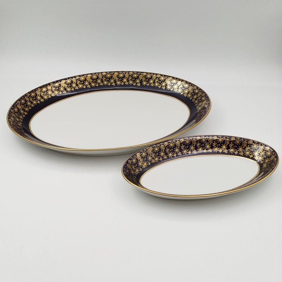 Набор столовый с орнаментальным декором вдоль борта из шести предметов (два блюда, две горчичницы, солонка и перечница), фарфор, крытье кобальтом, золочение, Weimar Porzellan (Веймарский фарфор), Германия, 1948-1980 гг.