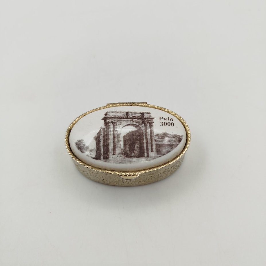 Таблетница с изображением Арки Сергиев (Золотые врата) в Пуле, металл, эмаль, печать, Хорватия, 1980-1990 гг.