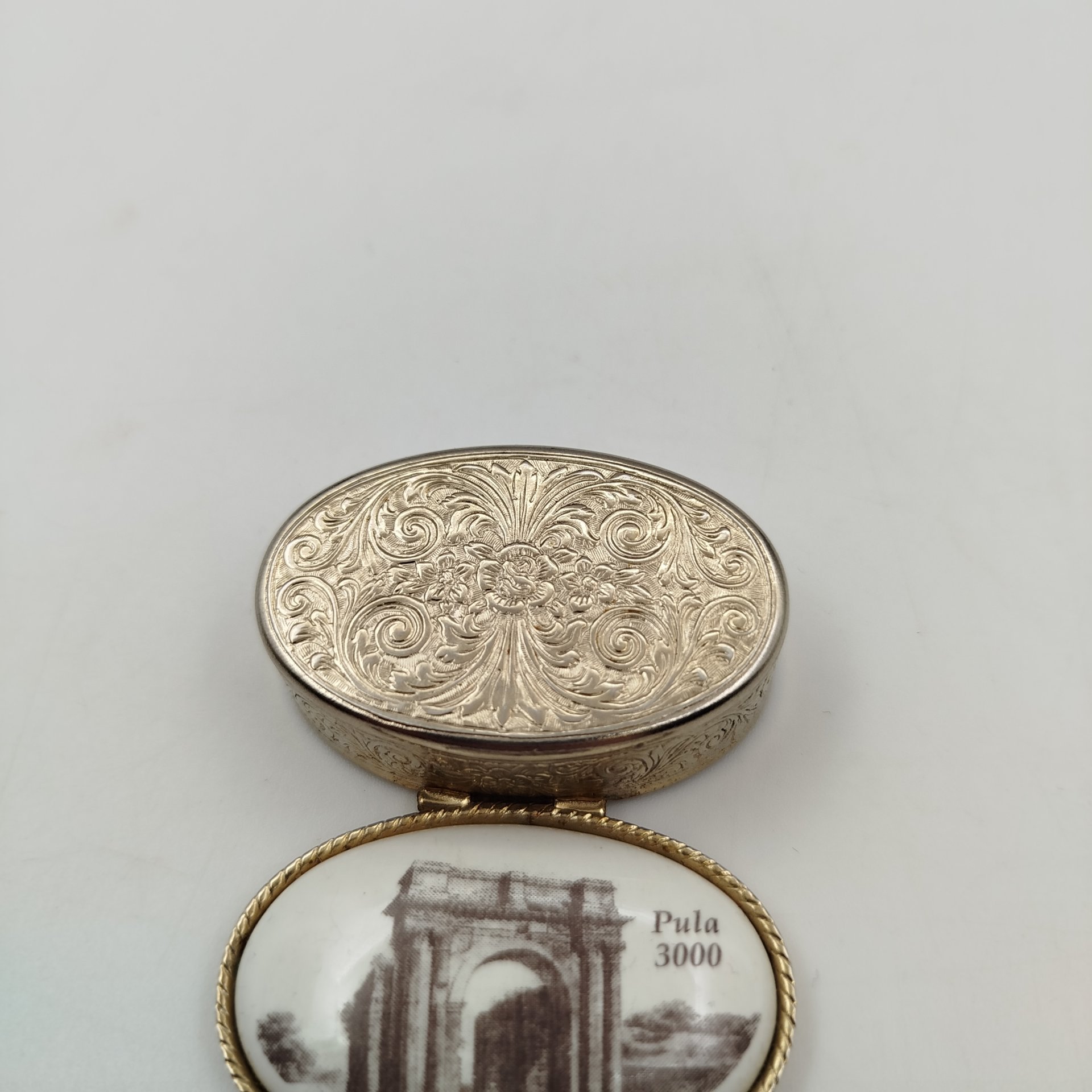 Таблетница с изображением Арки Сергиев (Золотые врата) в Пуле, металл, эмаль, печать, Хорватия, 1980-1990 гг.