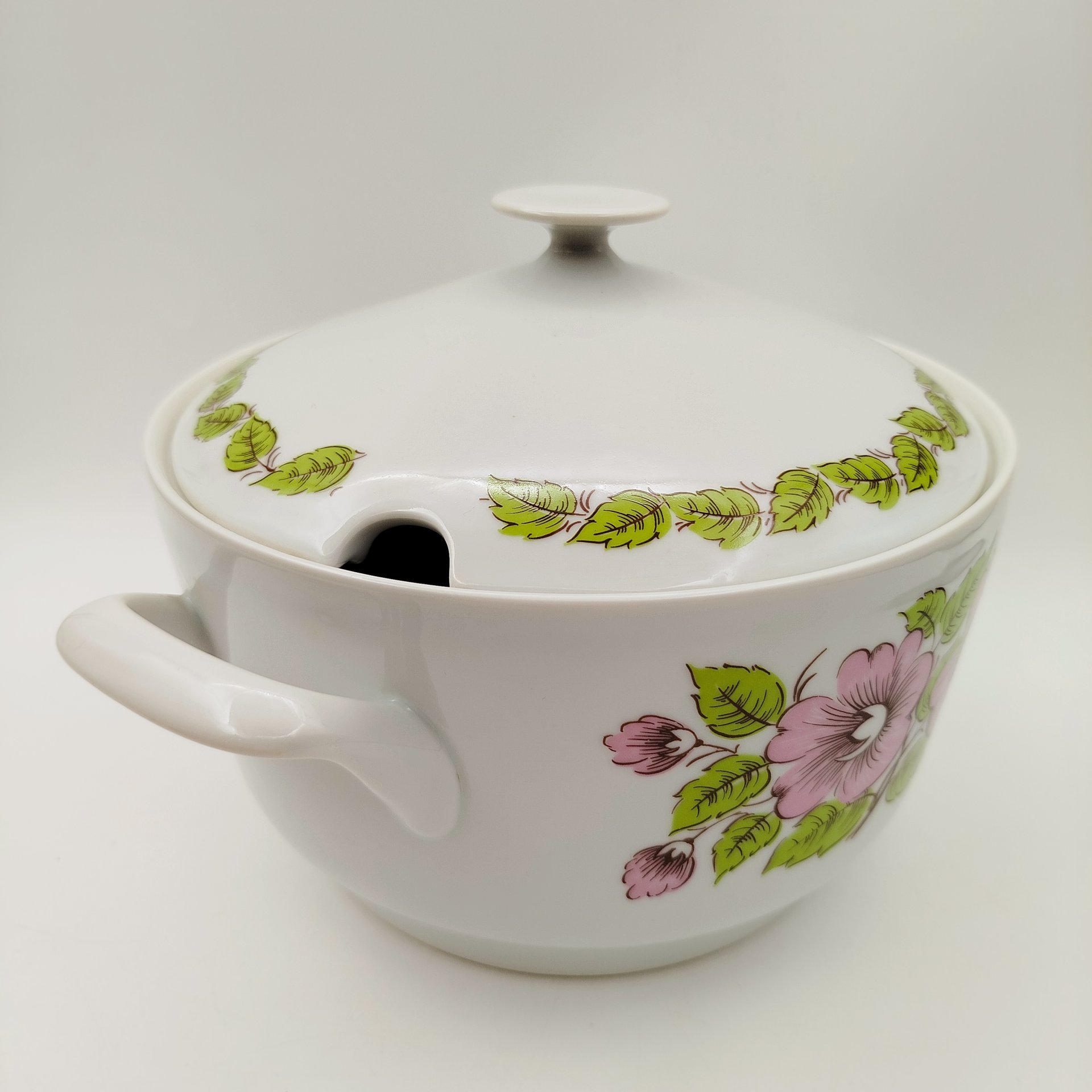 Супница с цветочным декором в розово-зеленой гамме, фарфор, печать, Epiag Royal Czechoslovakia, Чехословакия, 1970-1990 гг.