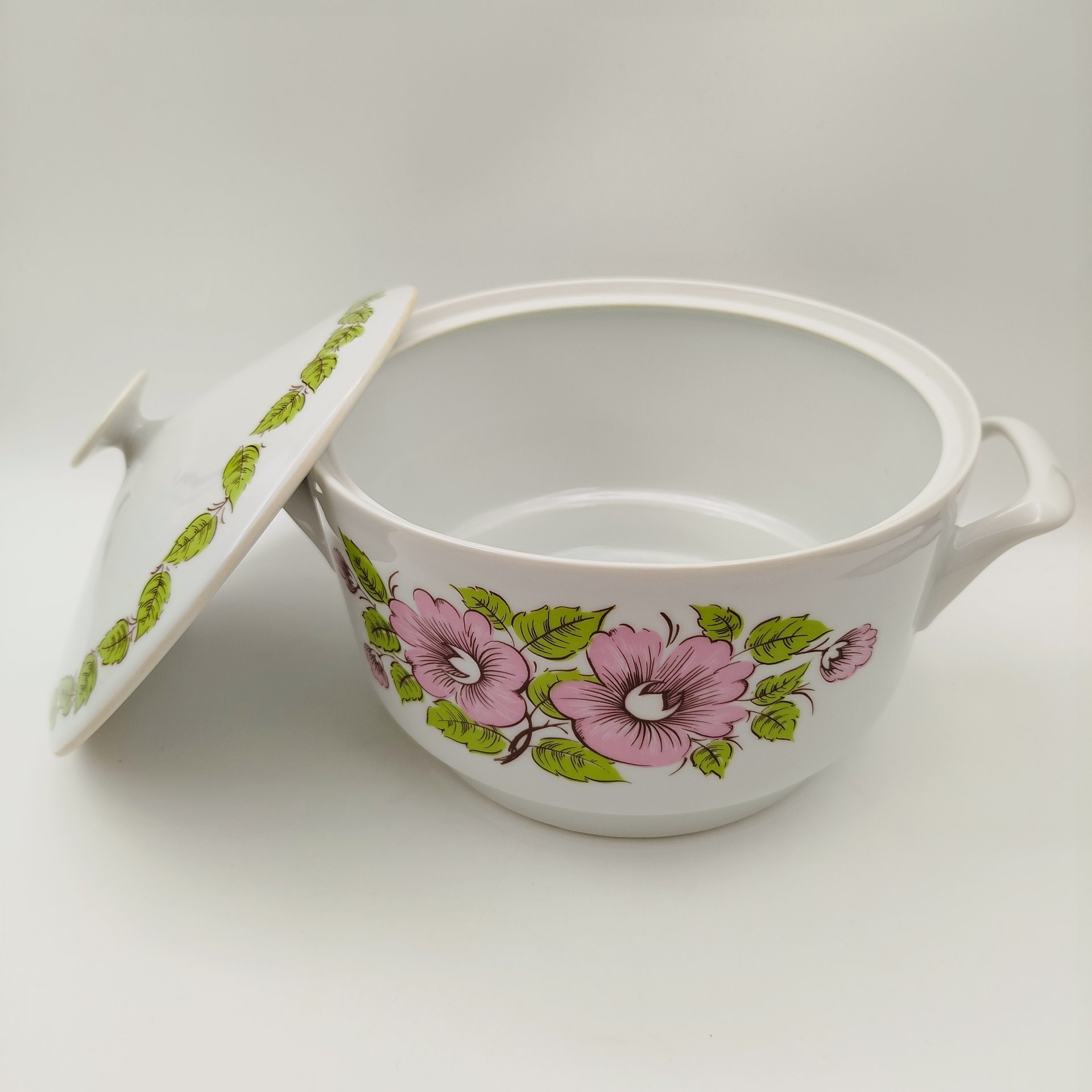 Супница с цветочным декором в розово-зеленой гамме, фарфор, печать, Epiag Royal Czechoslovakia, Чехословакия, 1970-1990 гг.