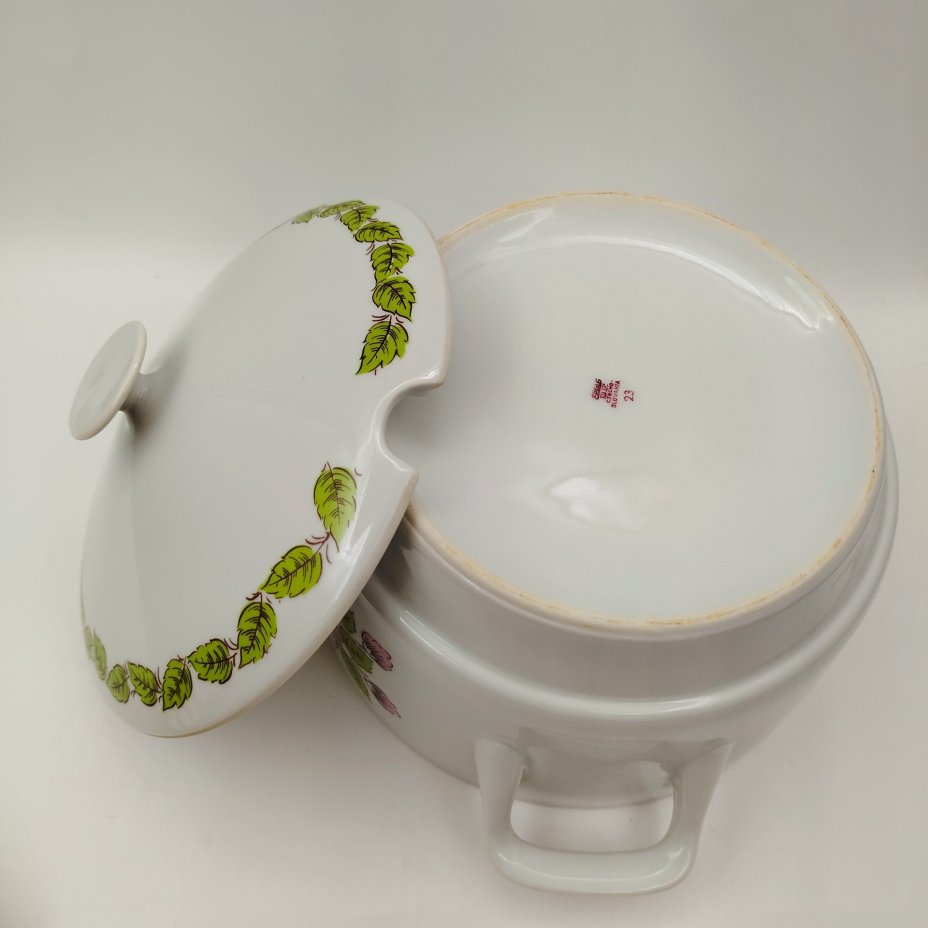 Супница с цветочным декором в розово-зеленой гамме, фарфор, печать, Epiag Royal Czechoslovakia, Чехословакия, 1970-1990 гг.