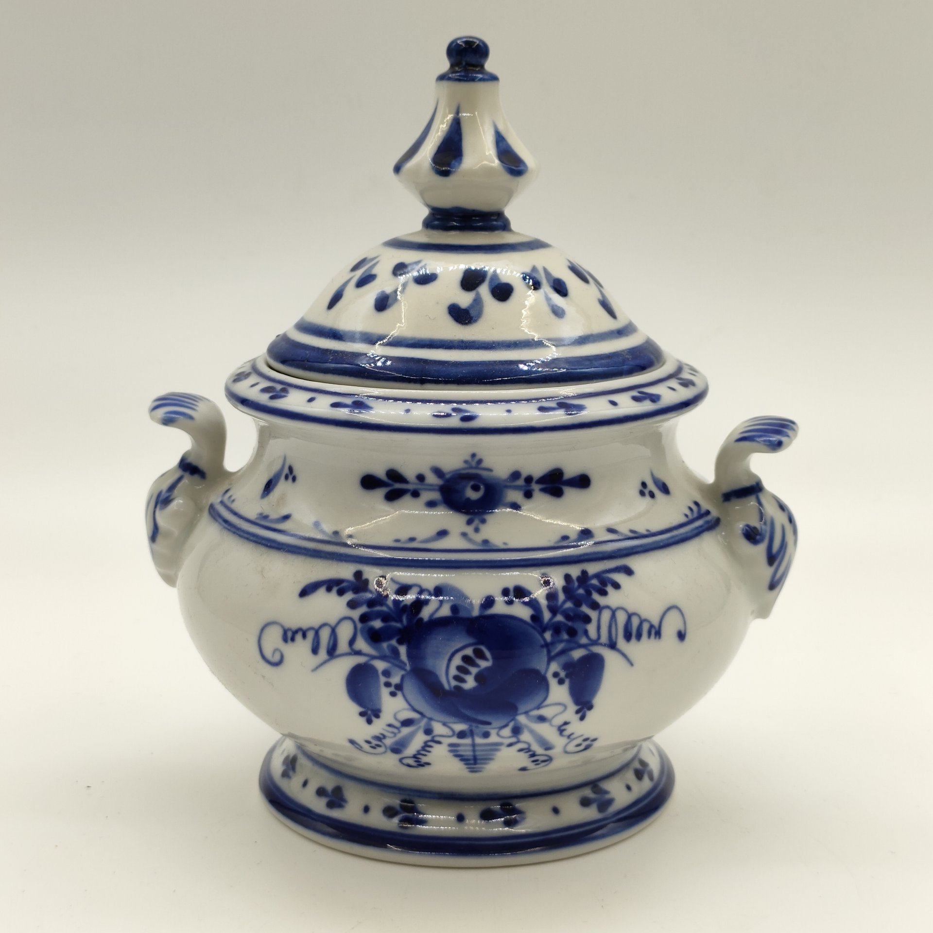 Сахарница "Мария", украшенная цветочным декором (крышка в подборе), авт. Симонов, исп. Малкина, Гжель, фарфор, роспись, СССР, 1990-2015 гг.