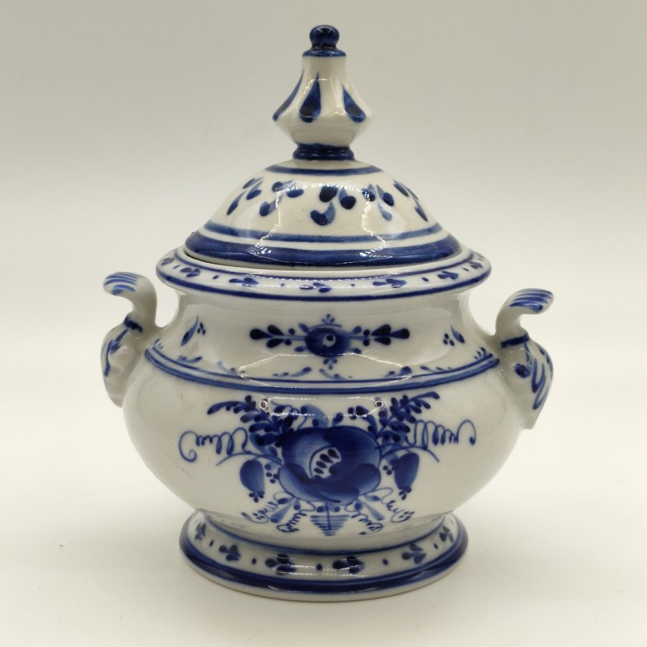 Сахарница "Мария", украшенная цветочным декором (крышка в подборе), авт. Симонов, исп. Малкина, Гжель, фарфор, роспись, СССР, 1990-2015 гг.