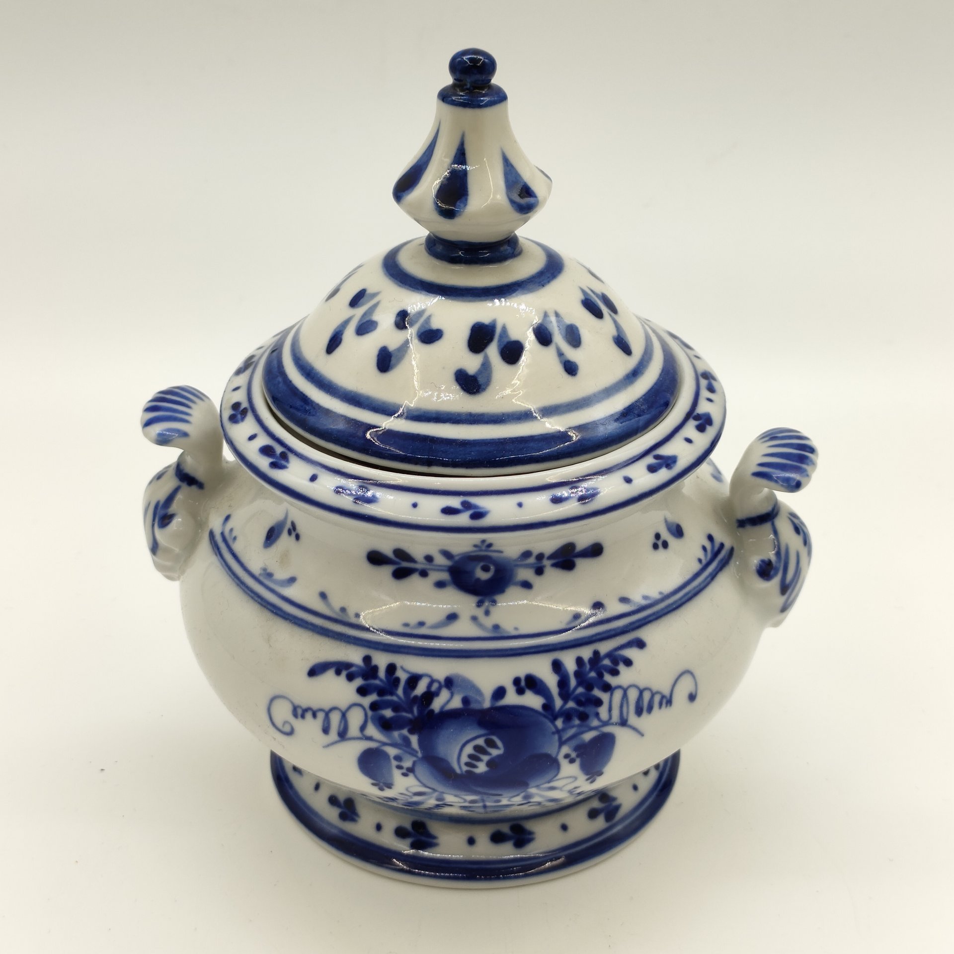 Сахарница "Мария", украшенная цветочным декором (крышка в подборе), авт. Симонов, исп. Малкина, Гжель, фарфор, роспись, СССР, 1990-2015 гг.