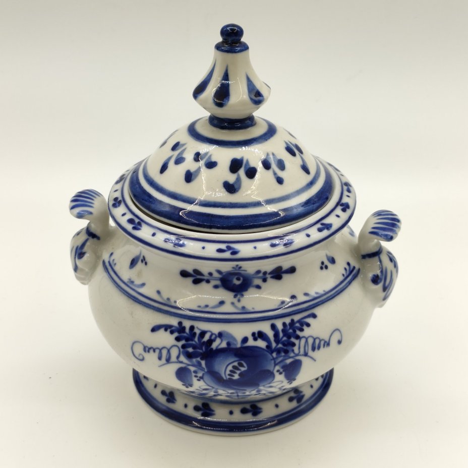 Сахарница "Мария", украшенная цветочным декором (крышка в подборе), авт. Симонов, исп. Малкина, Гжель