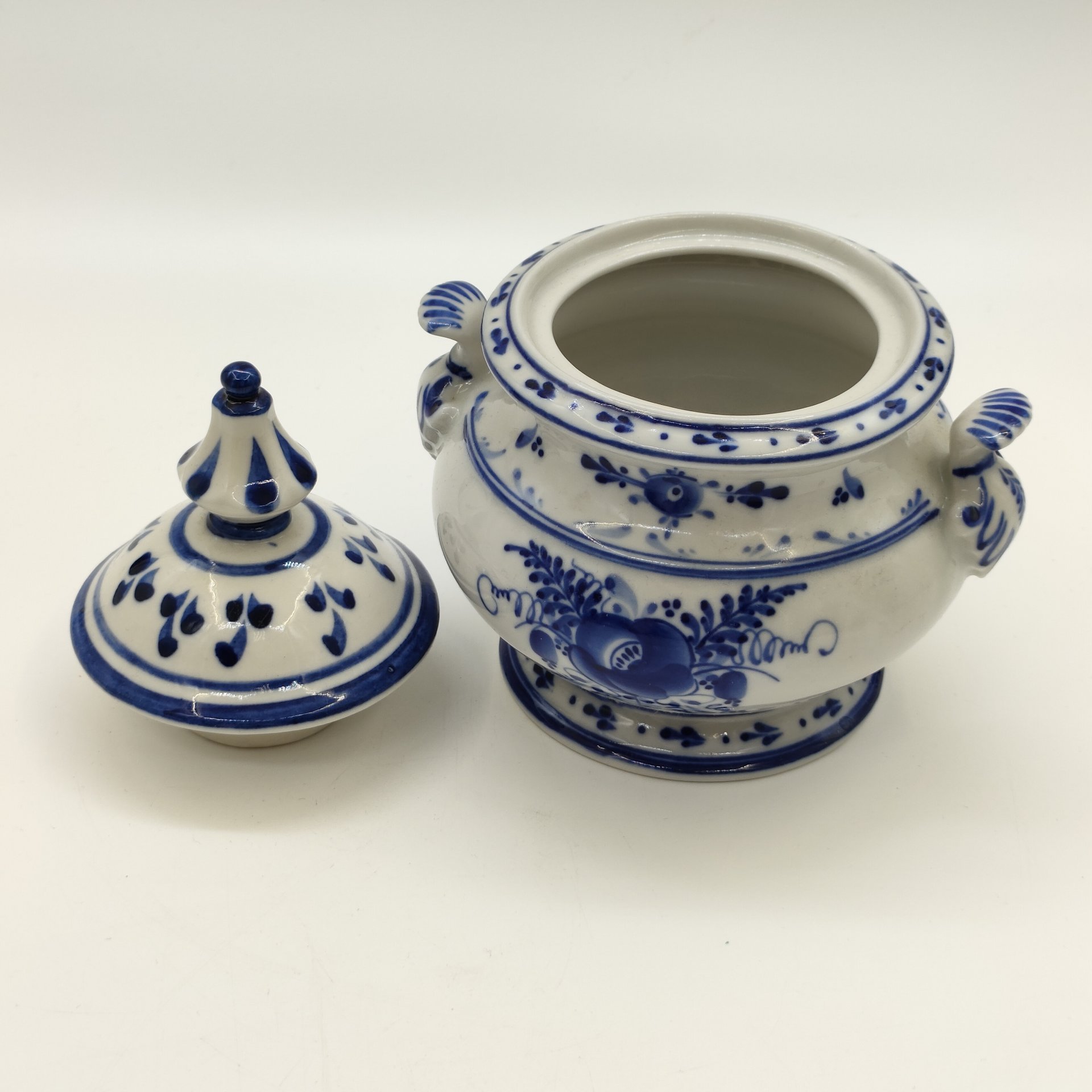 Сахарница "Мария", украшенная цветочным декором (крышка в подборе), авт. Симонов, исп. Малкина, Гжель, фарфор, роспись, СССР, 1990-2015 гг.