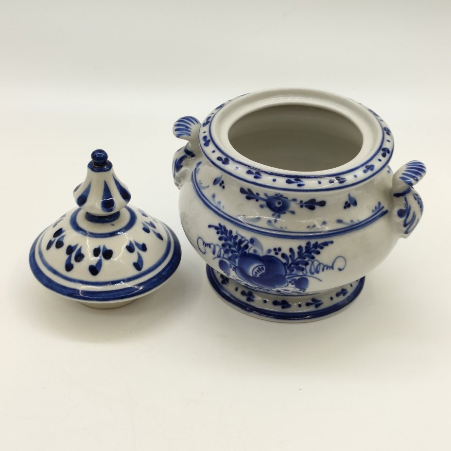 Сахарница "Мария", украшенная цветочным декором (крышка в подборе), авт. Симонов, исп. Малкина, Гжель