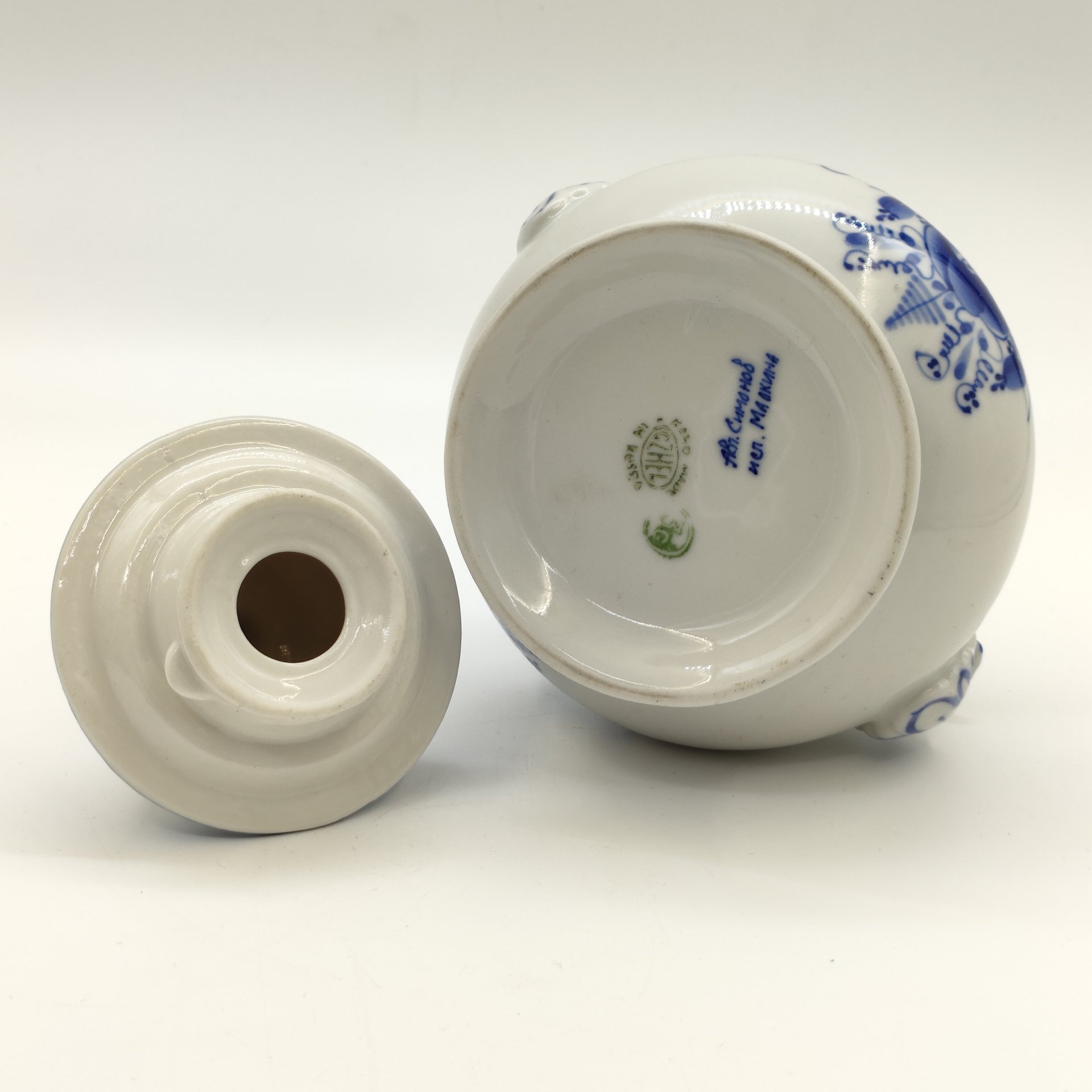 Сахарница "Мария", украшенная цветочным декором (крышка в подборе), авт. Симонов, исп. Малкина, Гжель, фарфор, роспись, СССР, 1990-2015 гг.