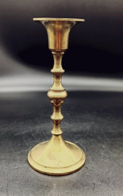 Подсвечник на одну свечу  фигурной ножкой