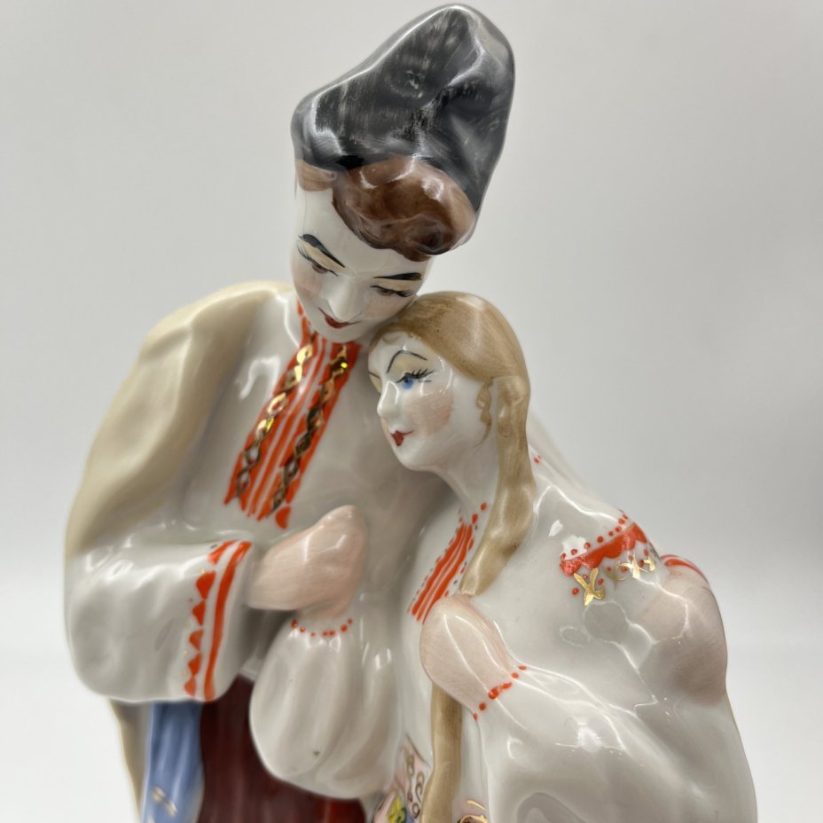 Статуэтка "Майская ночь", скульптор О.Л. Жникруп, фарфор, роспись, золочение, Полонский завод художественной керамики (Полонное ЗХК), СССР, 1973-1991 гг.