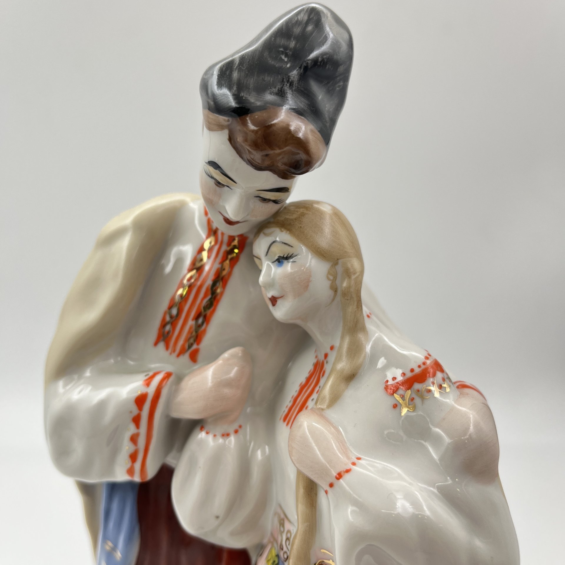 Статуэтка "Майская ночь", скульптор О.Л. Жникруп, Полонский завод художественной керамики (Полонное ЗХК)