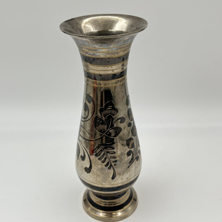 Ваза, украшенная цветочным декором