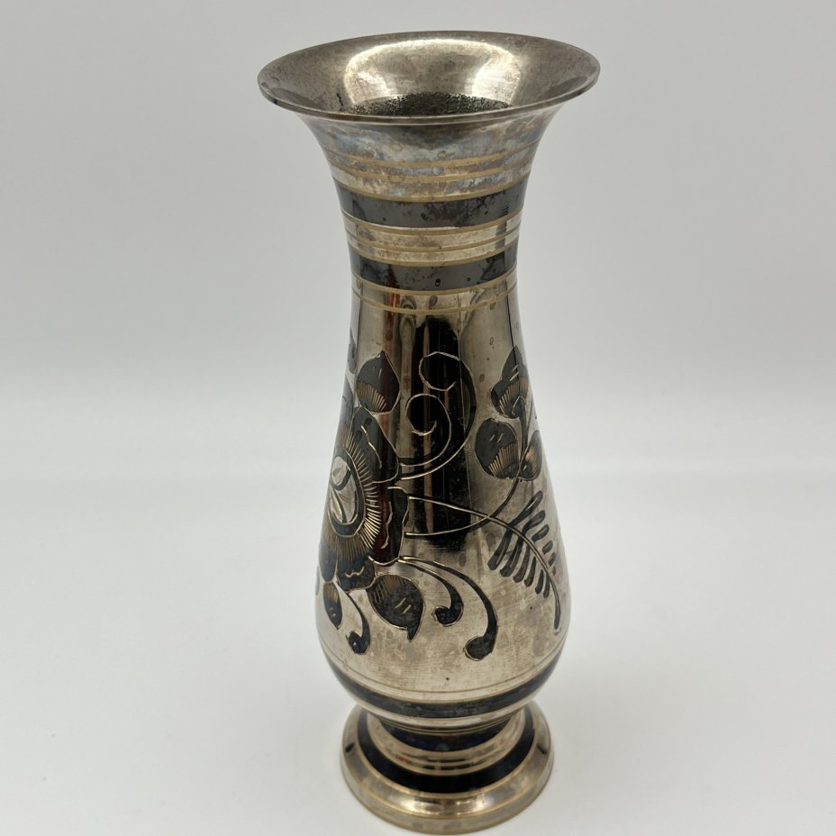 Ваза, украшенная цветочным декором