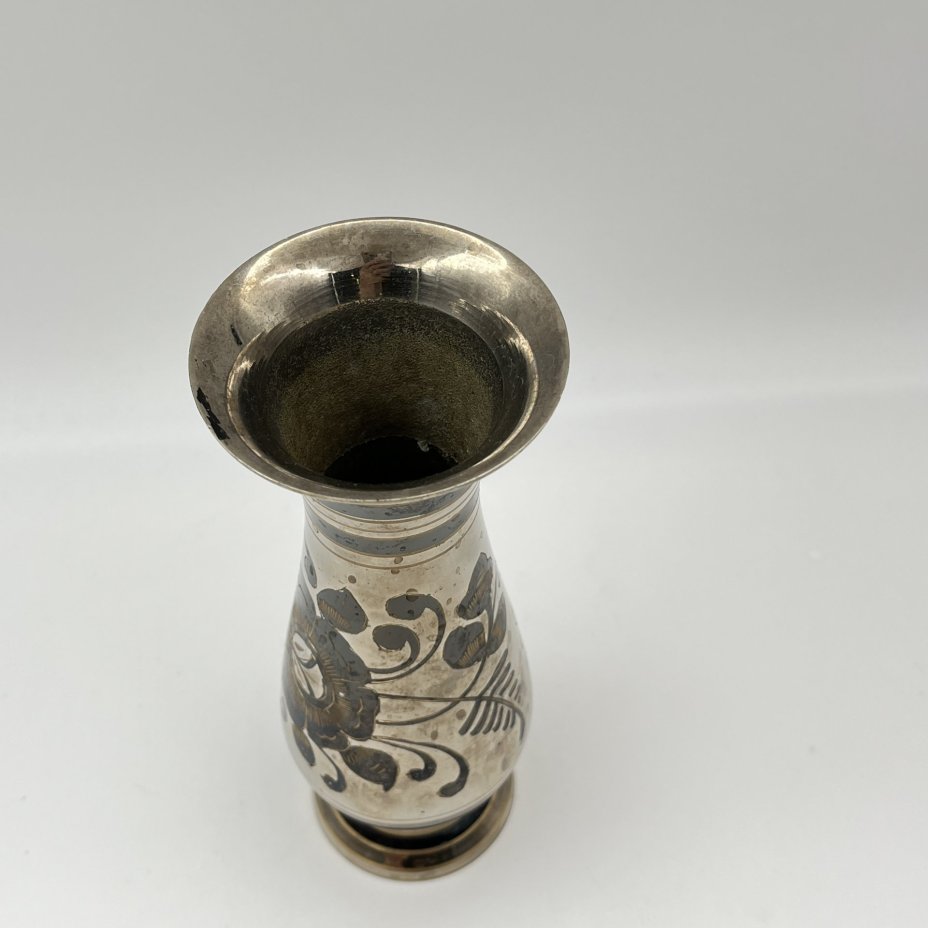 Ваза, украшенная цветочным декором