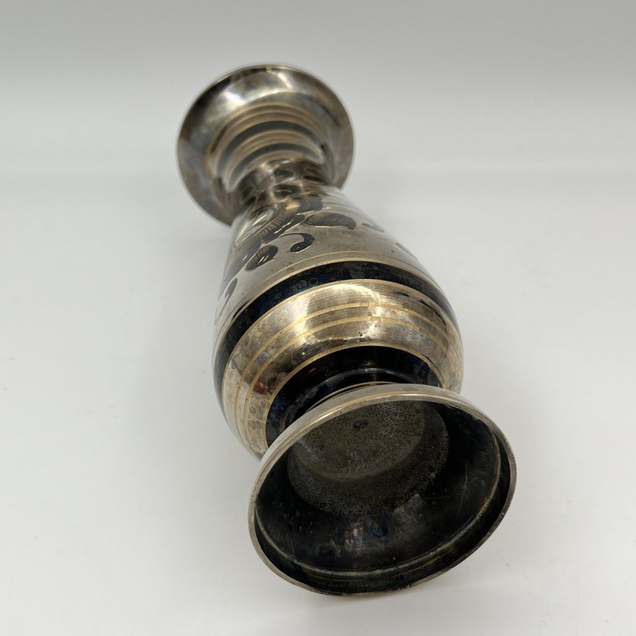 Ваза, украшенная цветочным декором