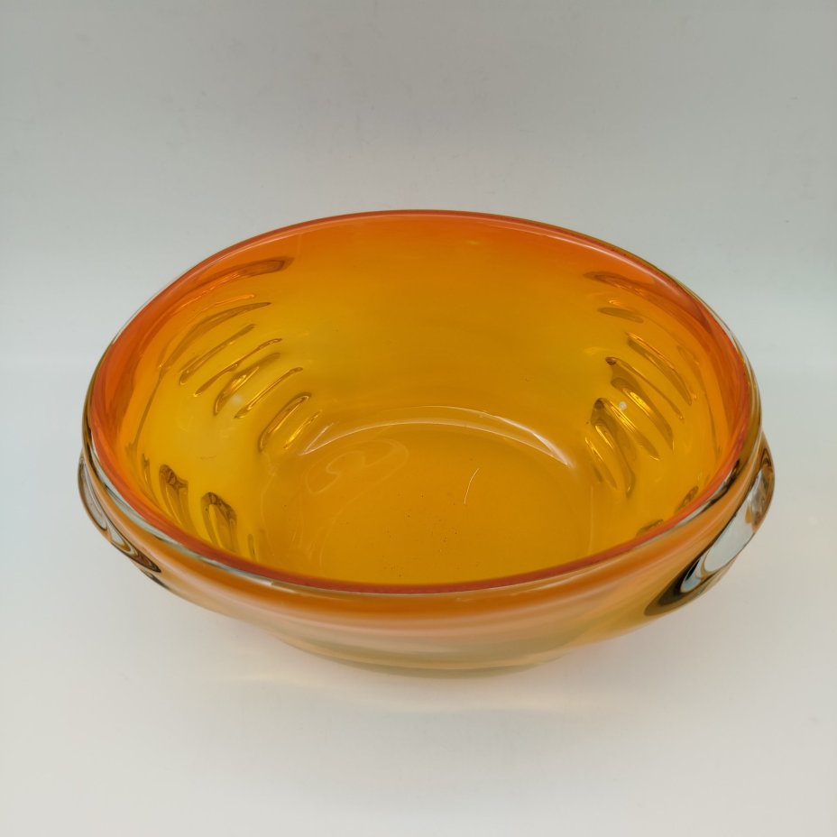 Конфетница желто-оранжевого оттенка с рельефным туловом