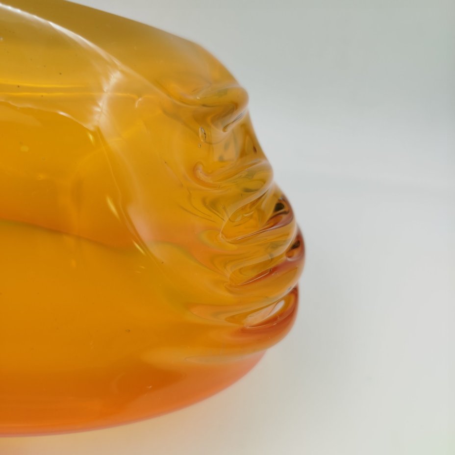 Конфетница желто-оранжевого оттенка с рельефным туловом