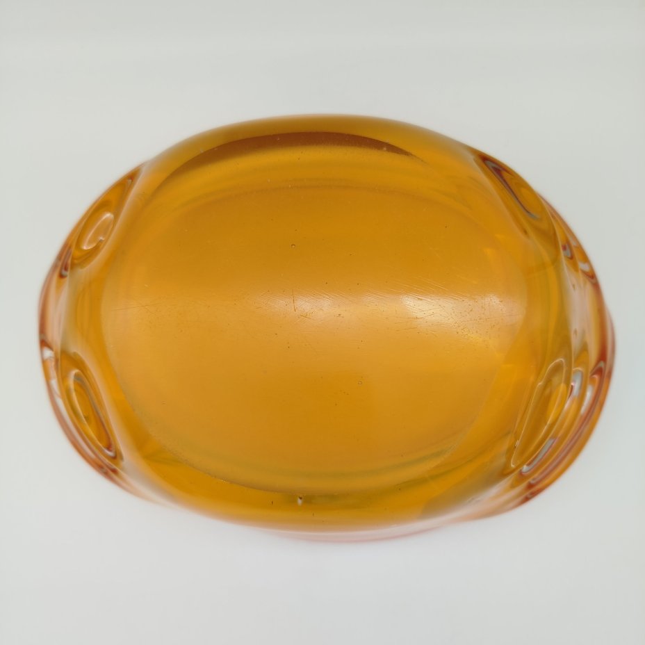 Конфетница желто-оранжевого оттенка с рельефным туловом