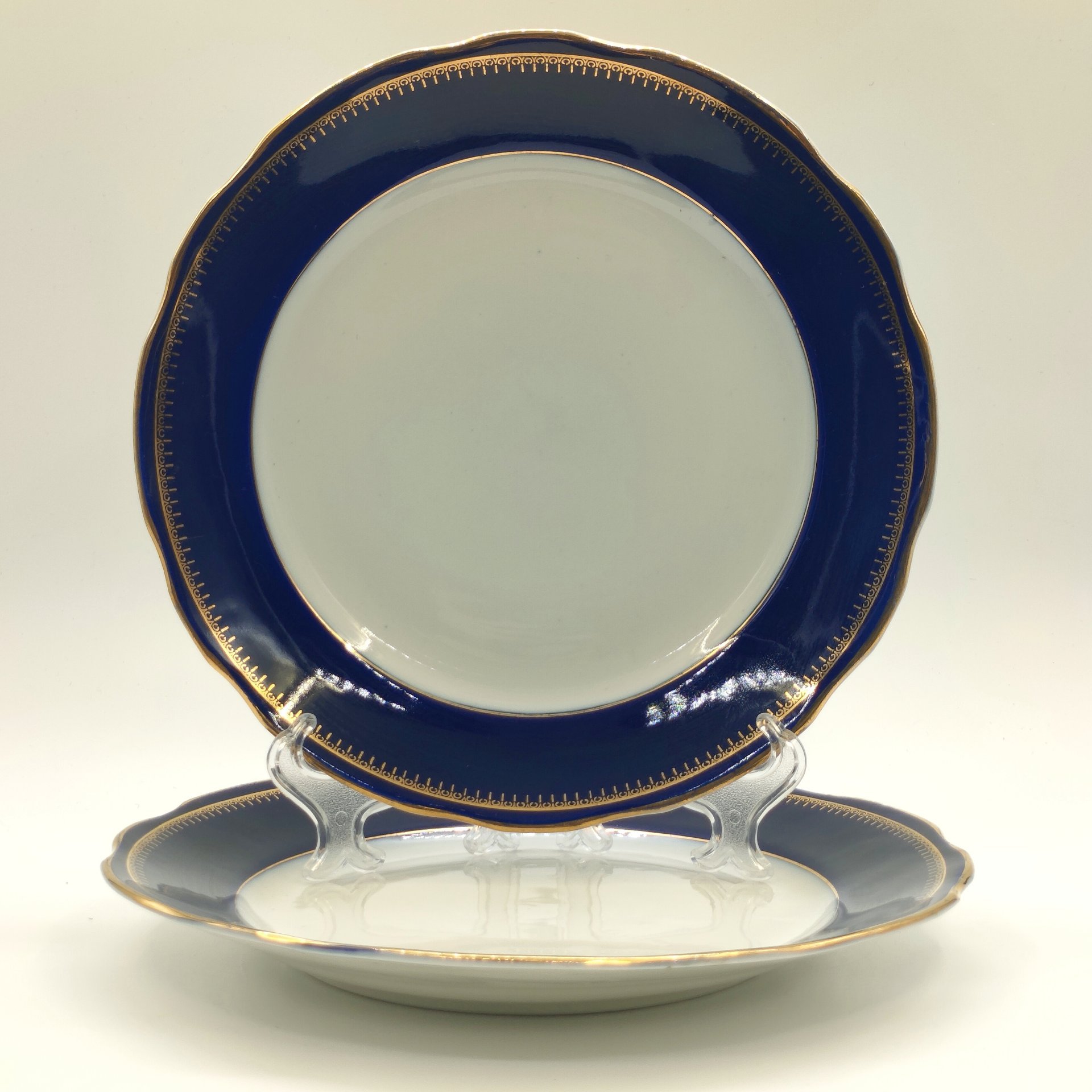 Пара обеденных тарелок с орнаментальным декором и фигурным бортом, фарфор, крытье кобальтом, золочение, Дулевский фарфоровый завод (Дулёво), СССР, 1954 г.