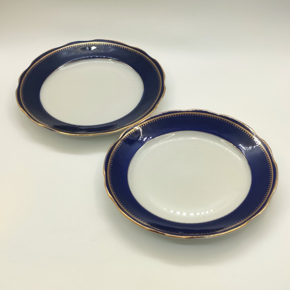 Пара обеденных тарелок с орнаментальным декором и фигурным бортом, фарфор, крытье кобальтом, золочение, Дулевский фарфоровый завод (Дулёво), СССР, 1954 г.