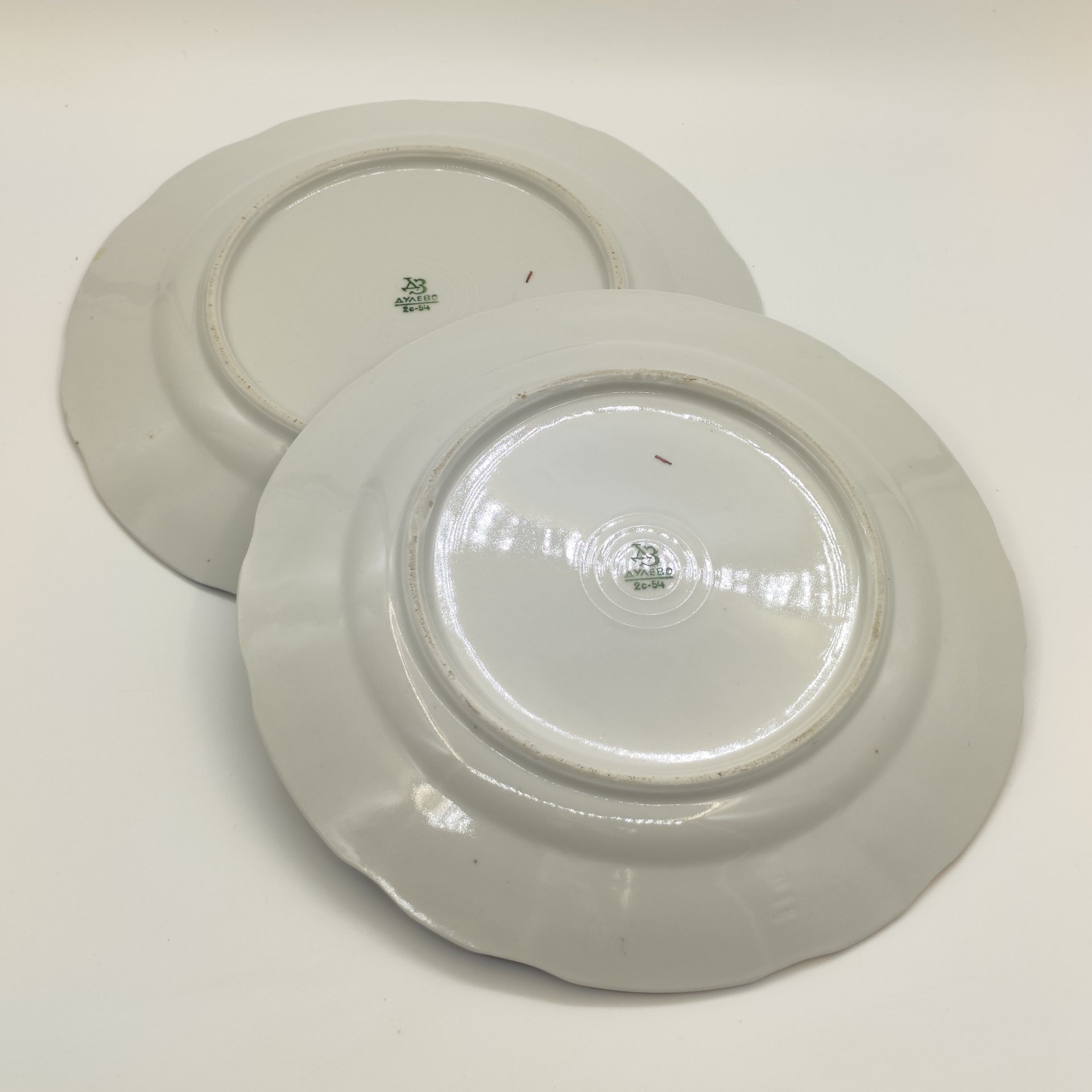 Пара обеденных тарелок с орнаментальным декором и фигурным бортом, фарфор, крытье кобальтом, золочение, Дулевский фарфоровый завод (Дулёво), СССР, 1954 г.