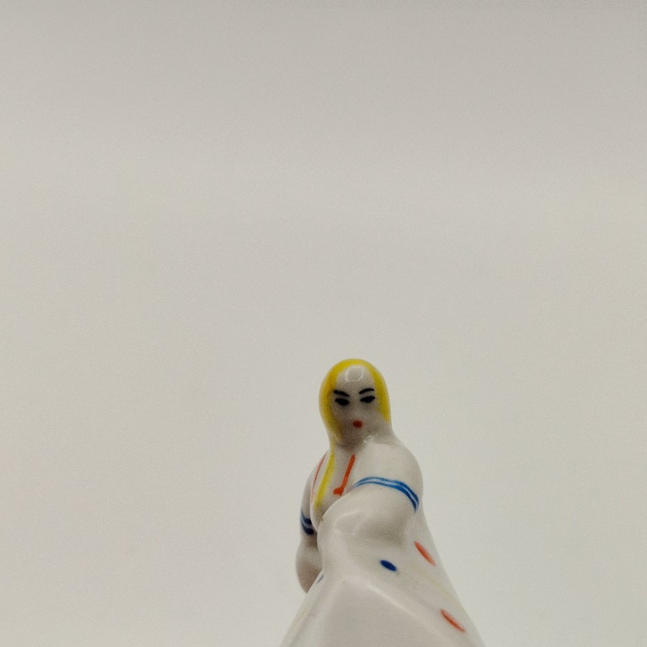 Статуэтка "Плясунья" из композиции "Хоровод", фарфор, роспись, Краснодарский фарфорово-фаянсовый завод «Чайка», СССР, 1960-1992 гг.