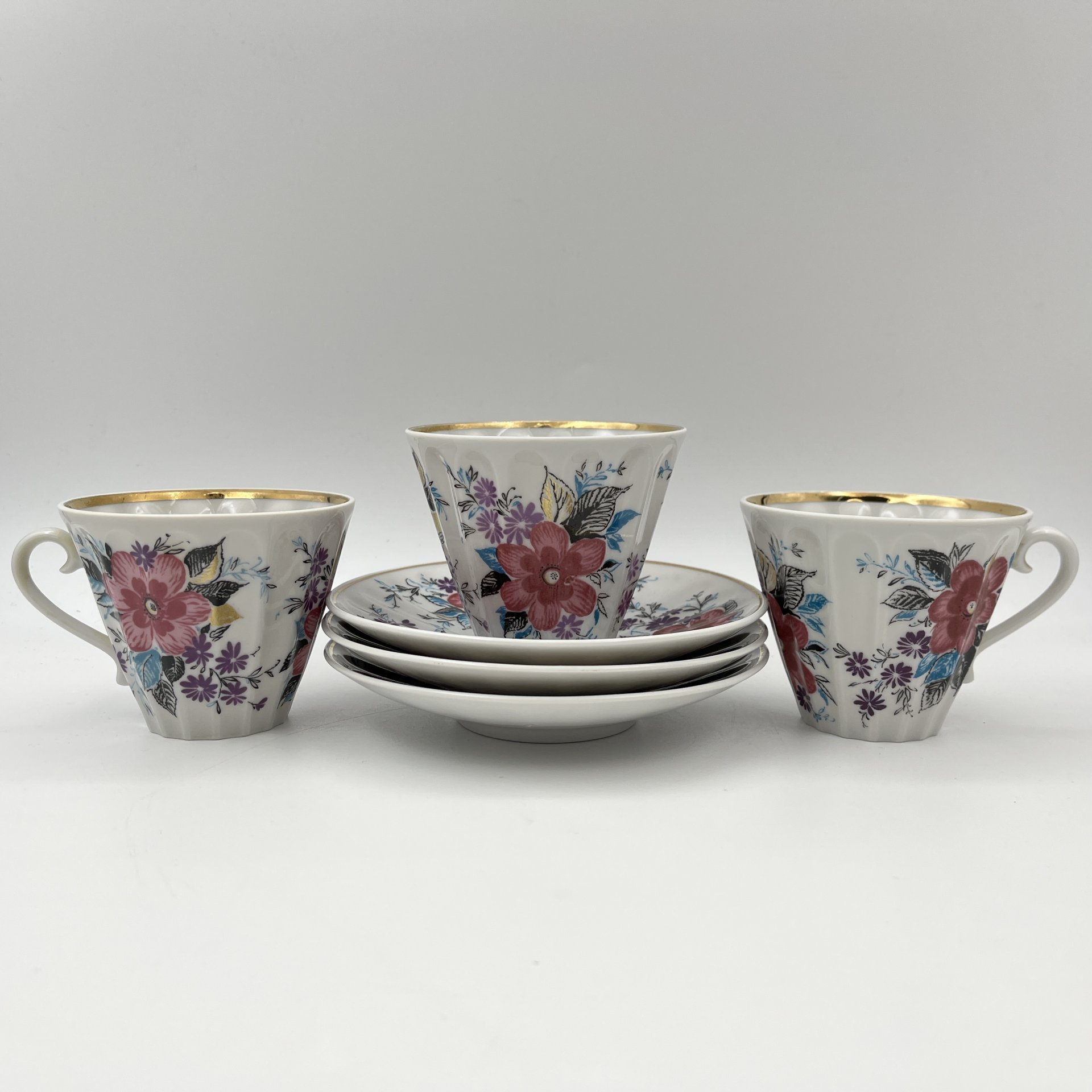 Чайная из трех чайных пар "Март", форма "Лучистая", автор формы - Н.П. Славина, автор рисунка - А.Н. Семенова