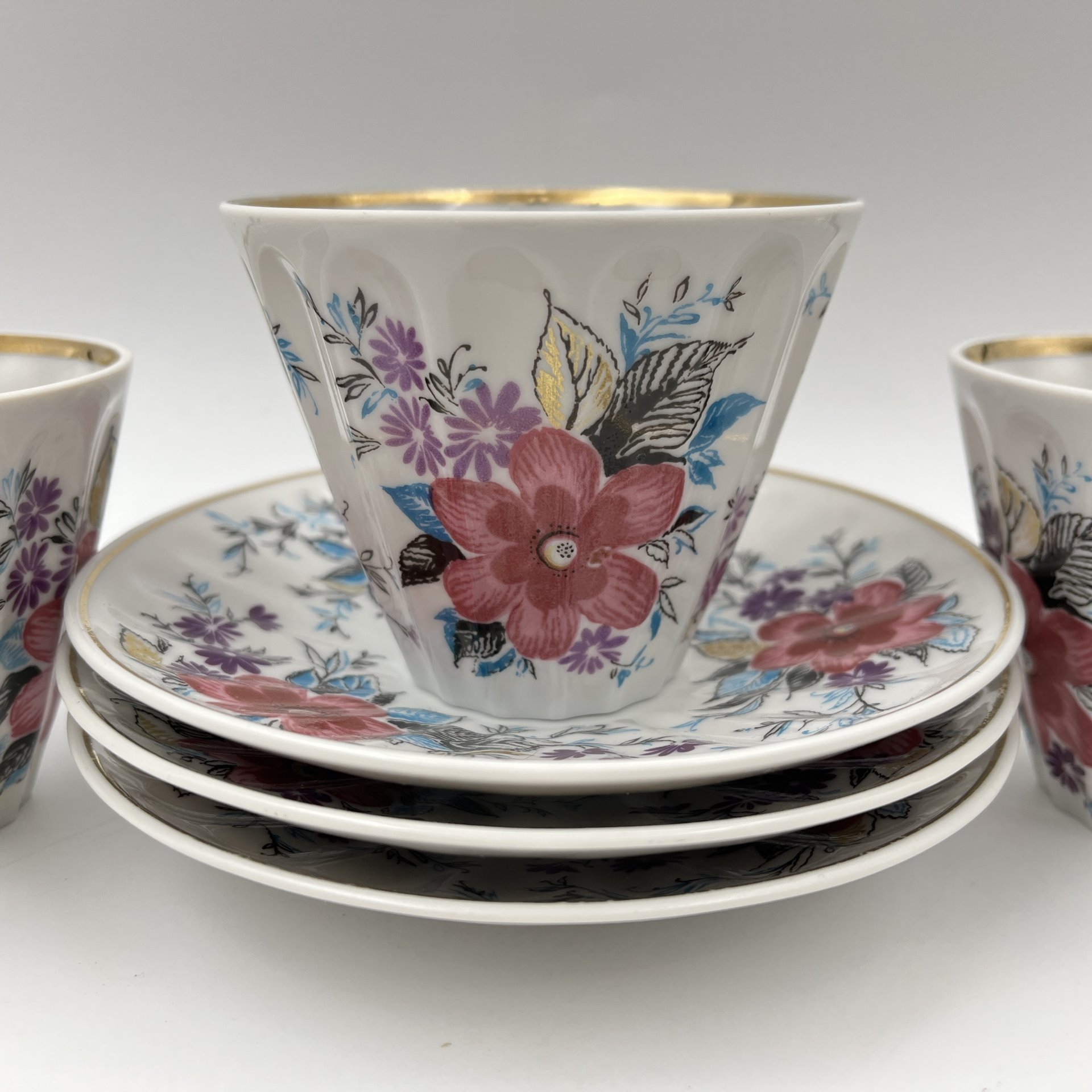 Чайная из трех чайных пар "Март", форма "Лучистая", автор формы - Н.П. Славина, автор рисунка - А.Н. Семенова