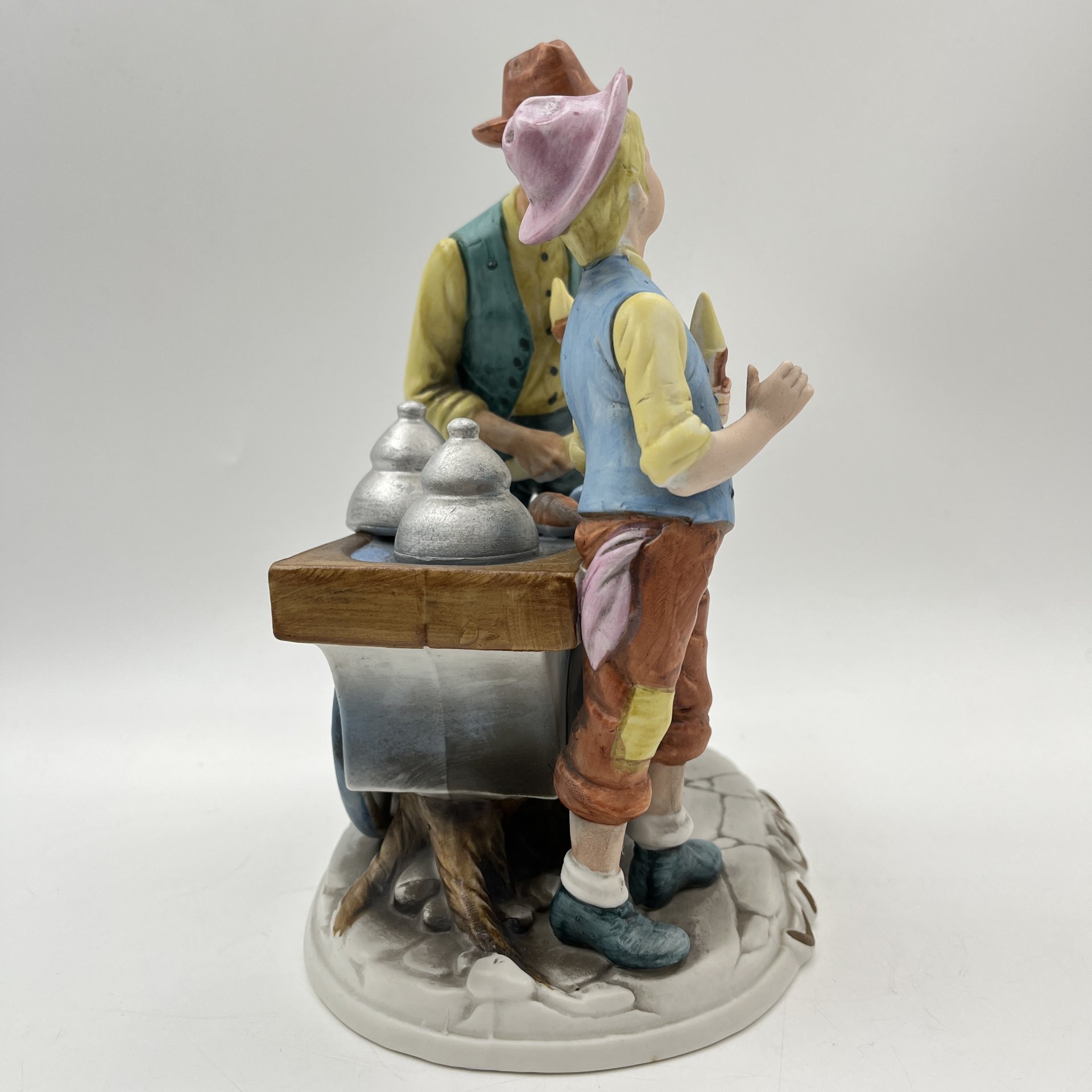 Статуэтка "Продавец мороженного", бисквит, роспись, Западная Европа, 1970-1990 гг.