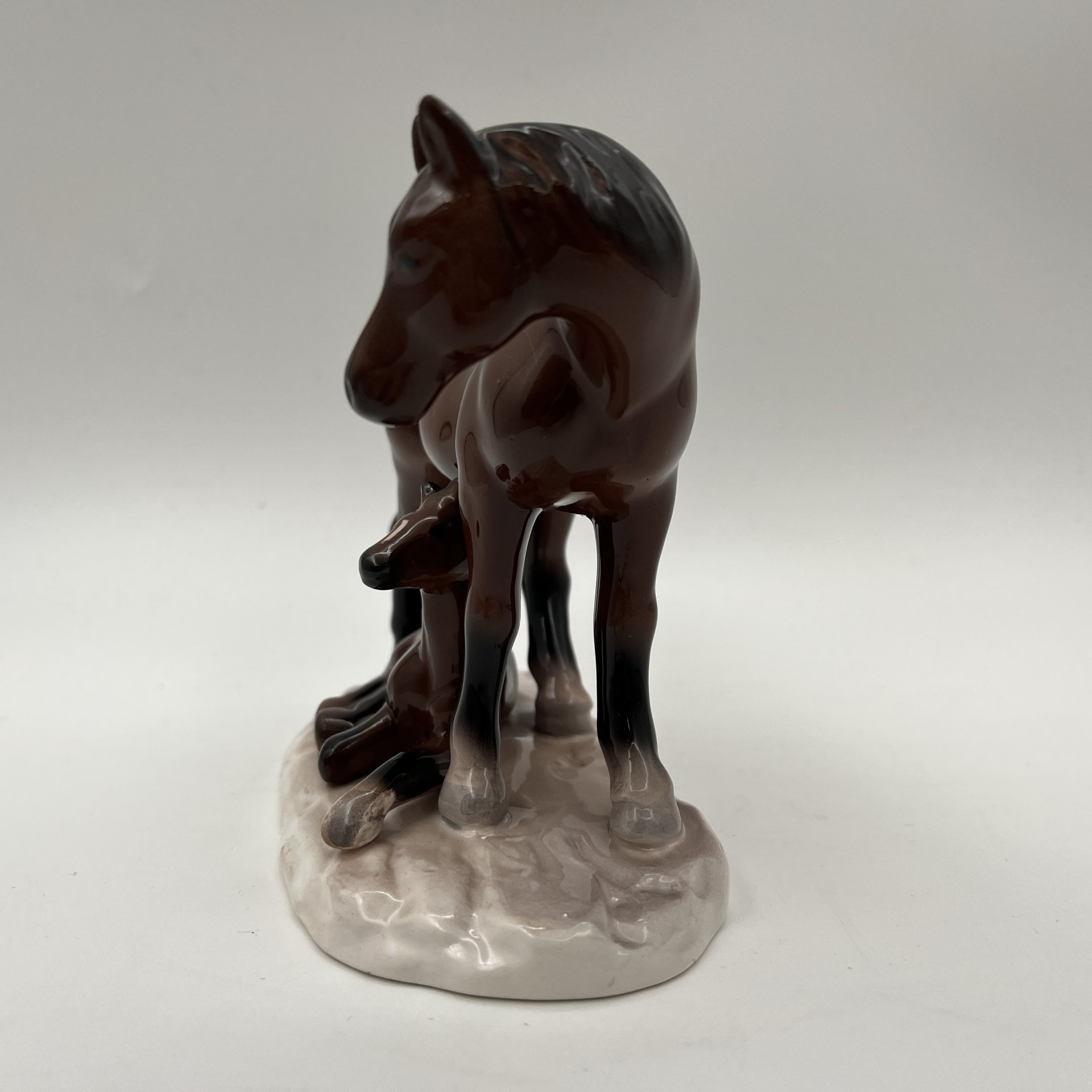 Статуэтка "Лошадь с жеребенком", фаянс, аэрография, Германия, 1960-1990 гг.