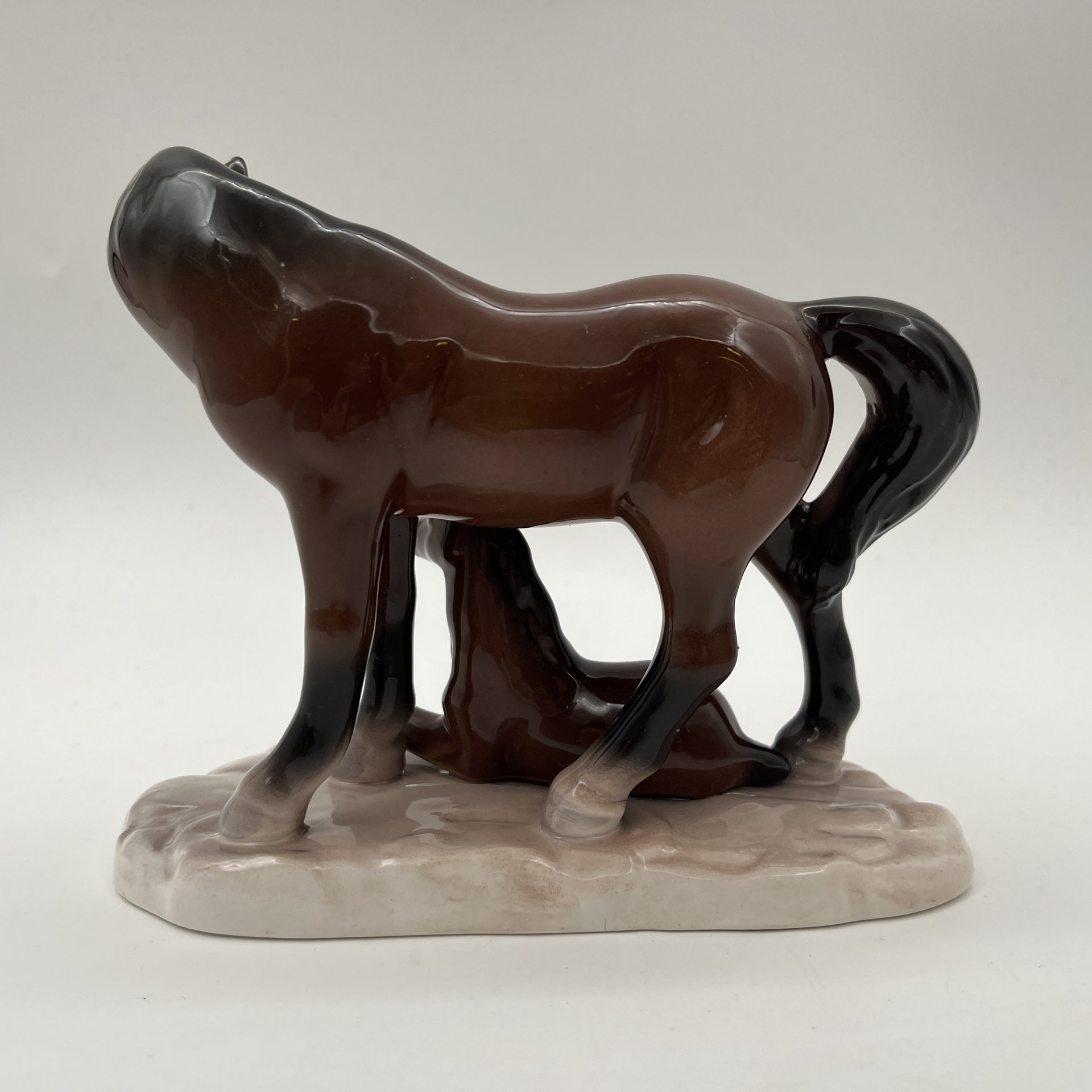 Статуэтка "Лошадь с жеребенком", фаянс, аэрография, Германия, 1960-1990 гг.